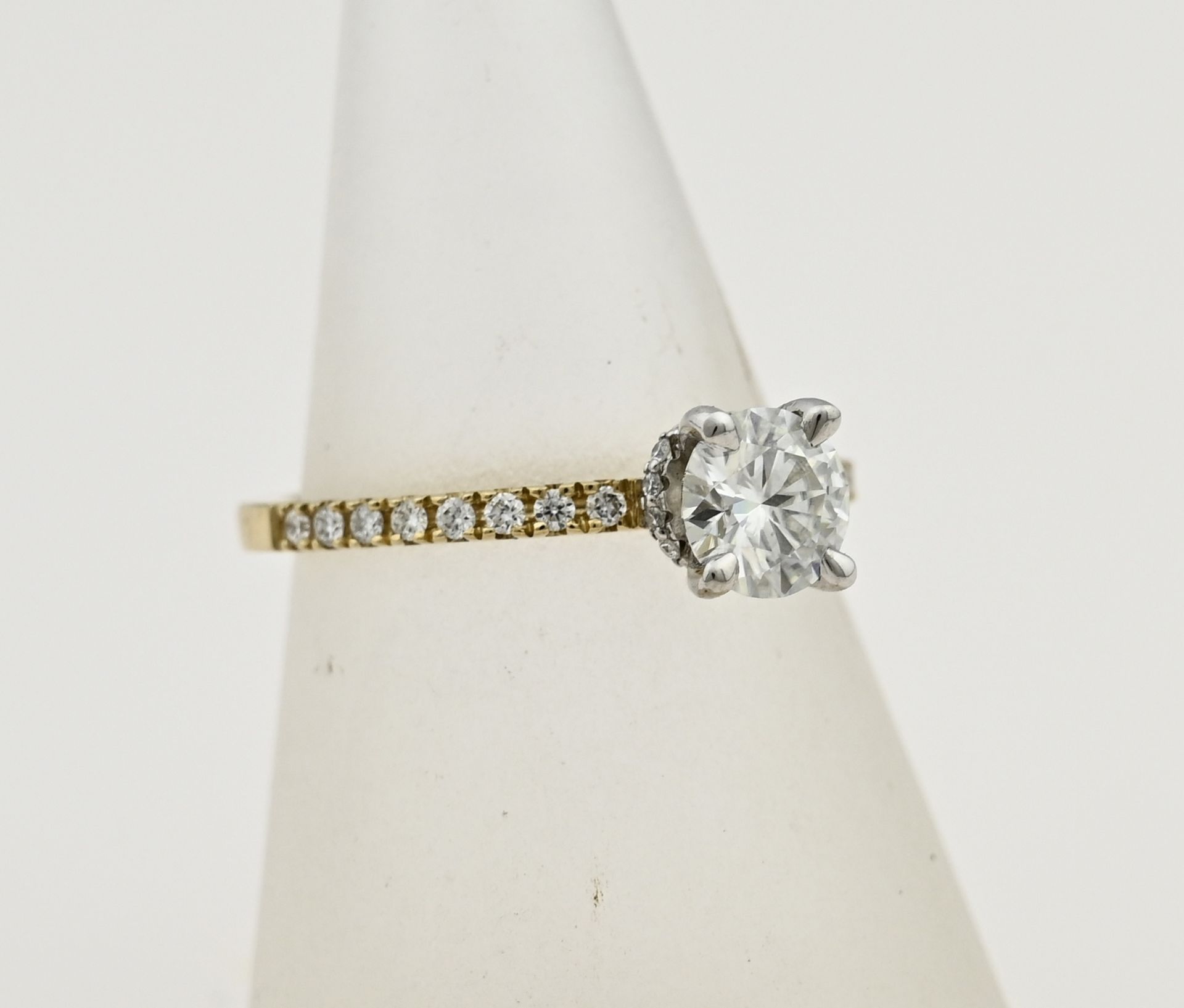 Gold ring with moissanite