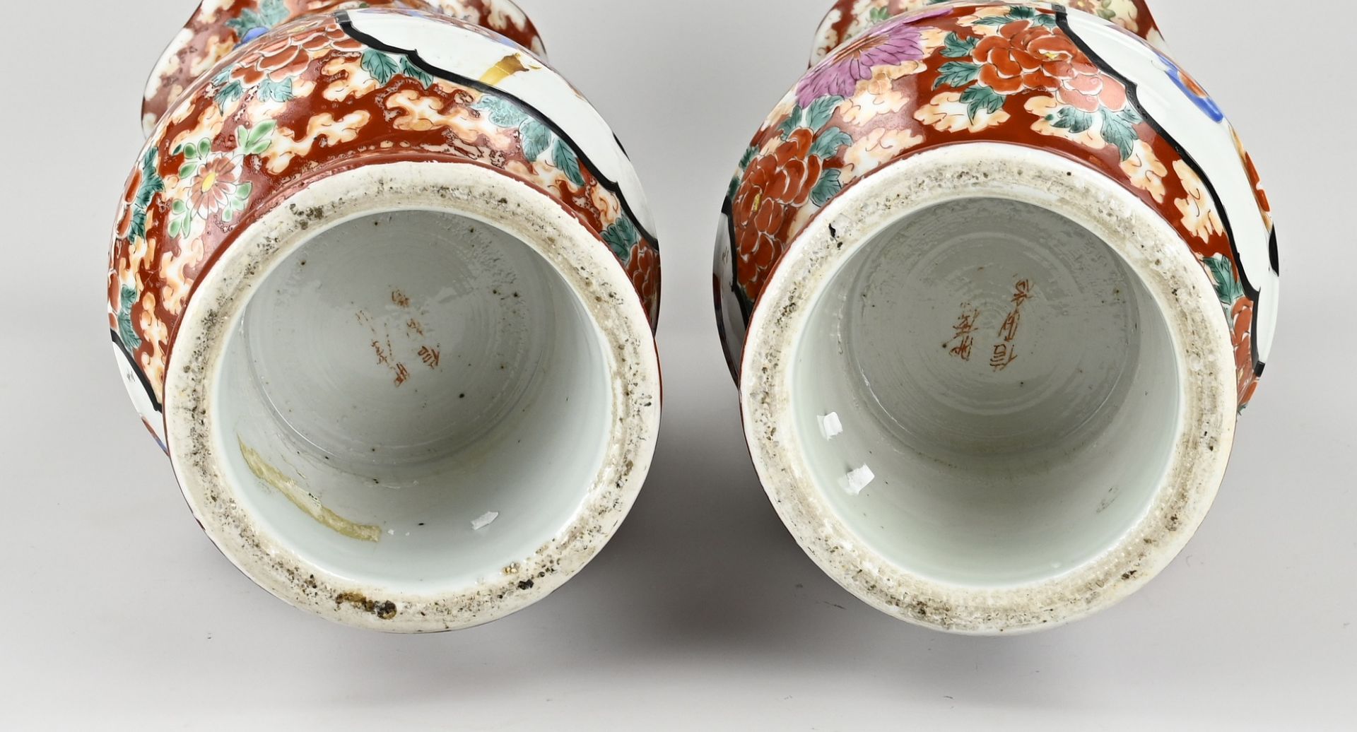 Two Japanese vases, H 37 cm. - Bild 3 aus 3