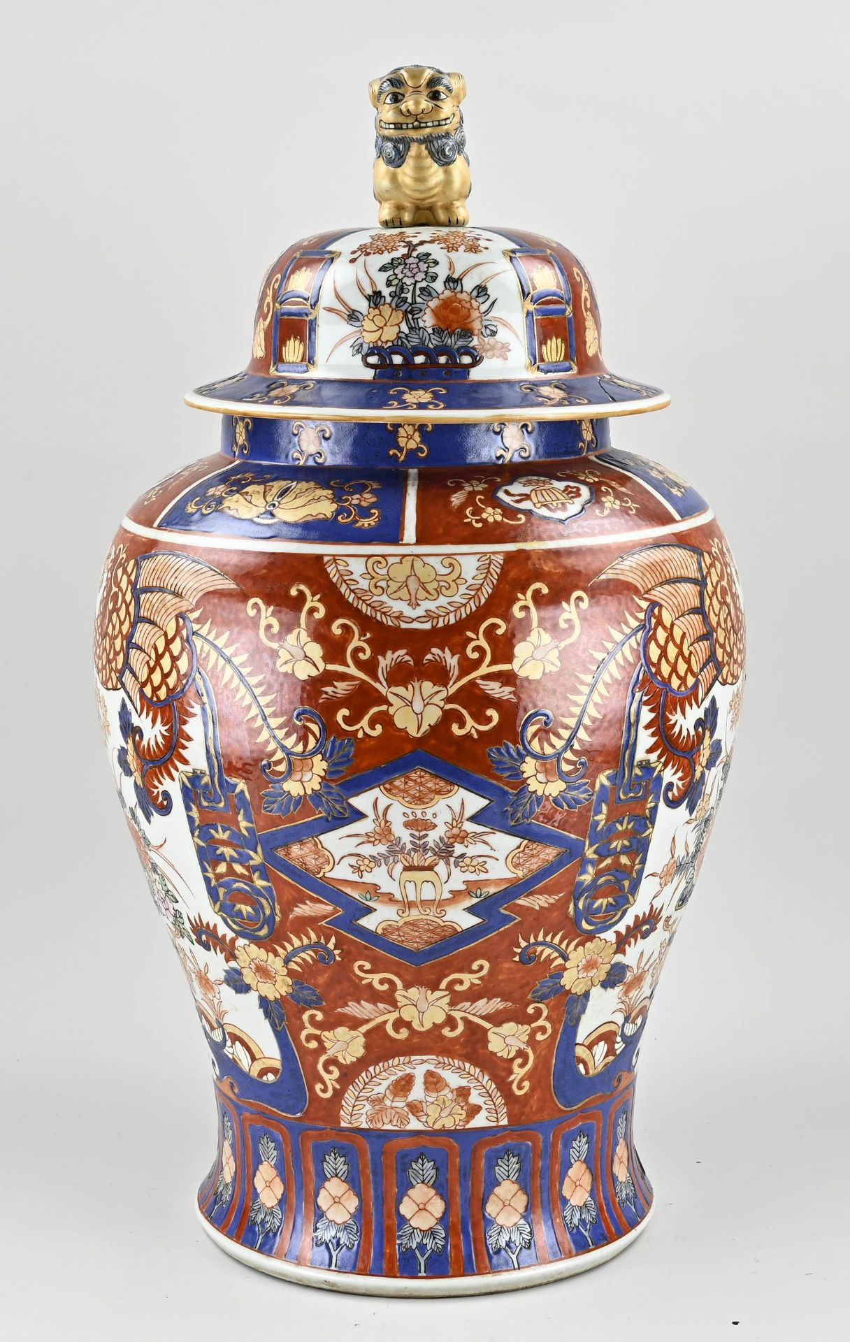 Japanese Imari vase with lid, H 67 cm. - Bild 2 aus 3