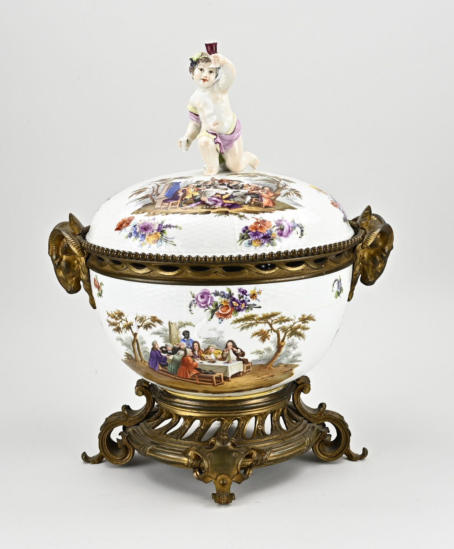 Capital KPM tureen with lid Ø 33 cm.