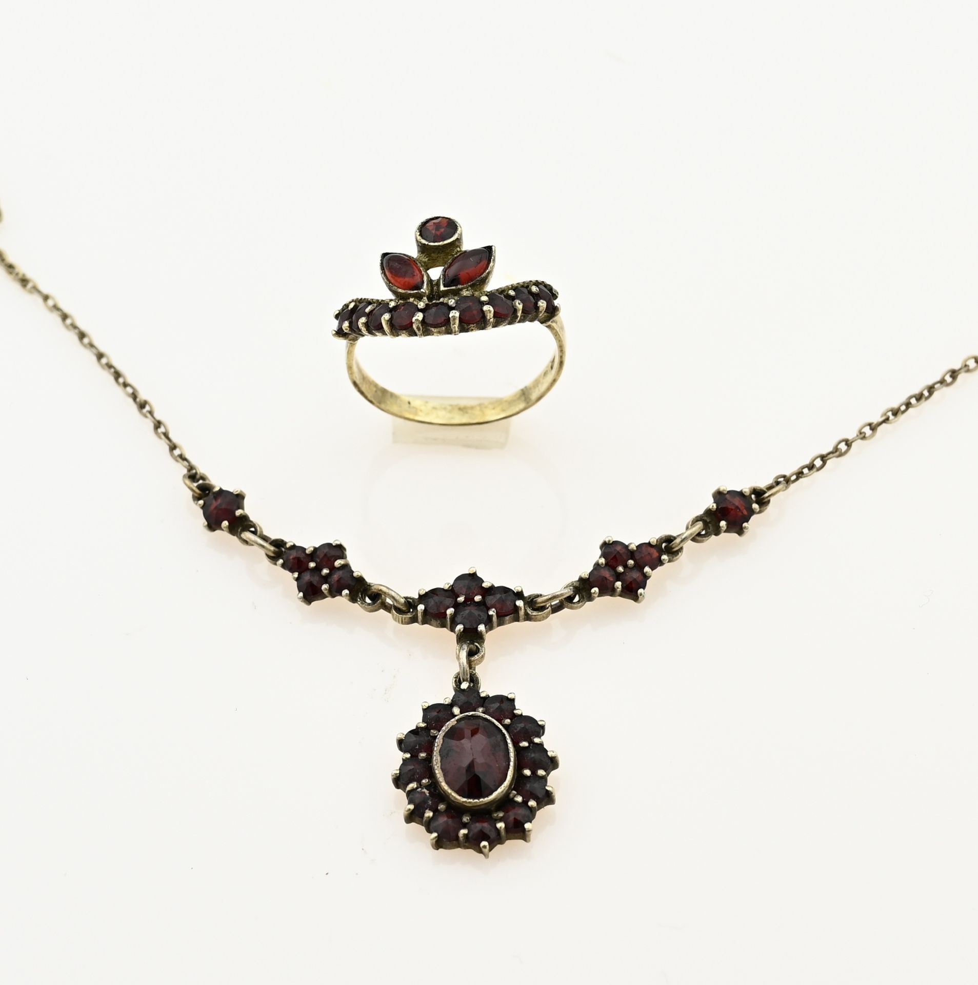 Silver choker and ring with garnet