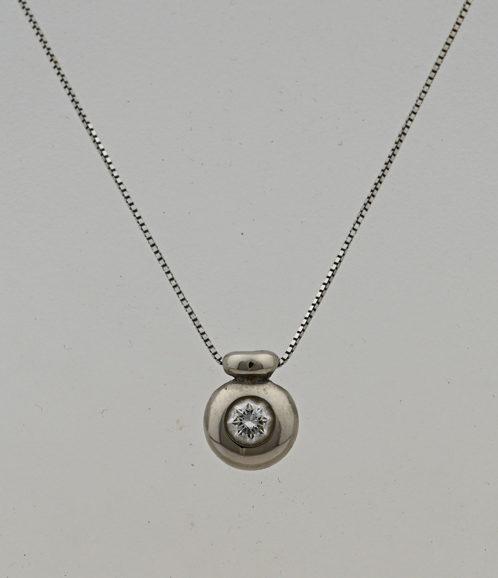 White gold pendant with diamond.