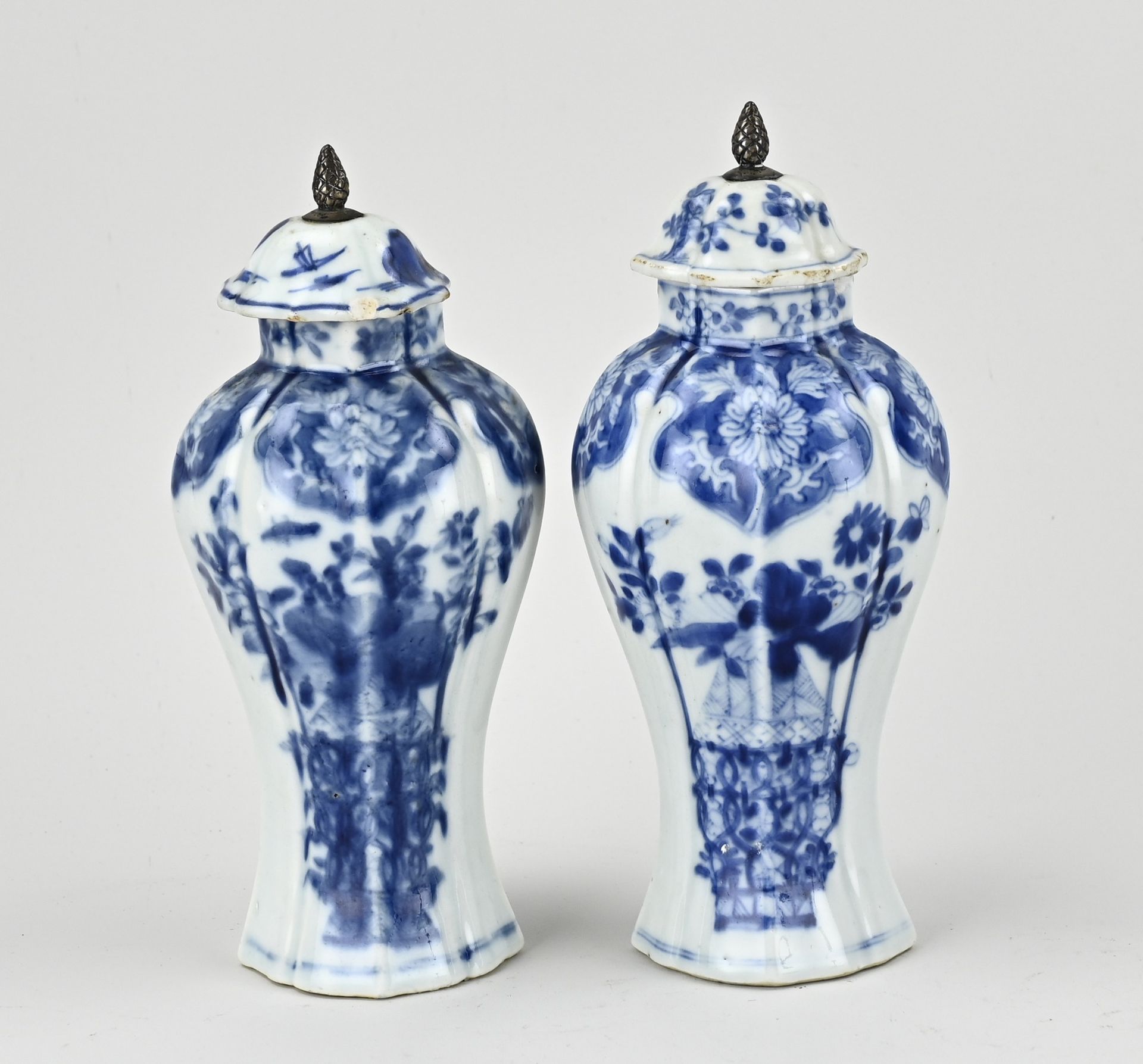 Two Chinese lidded vases, H 20 cm. - Bild 3 aus 3