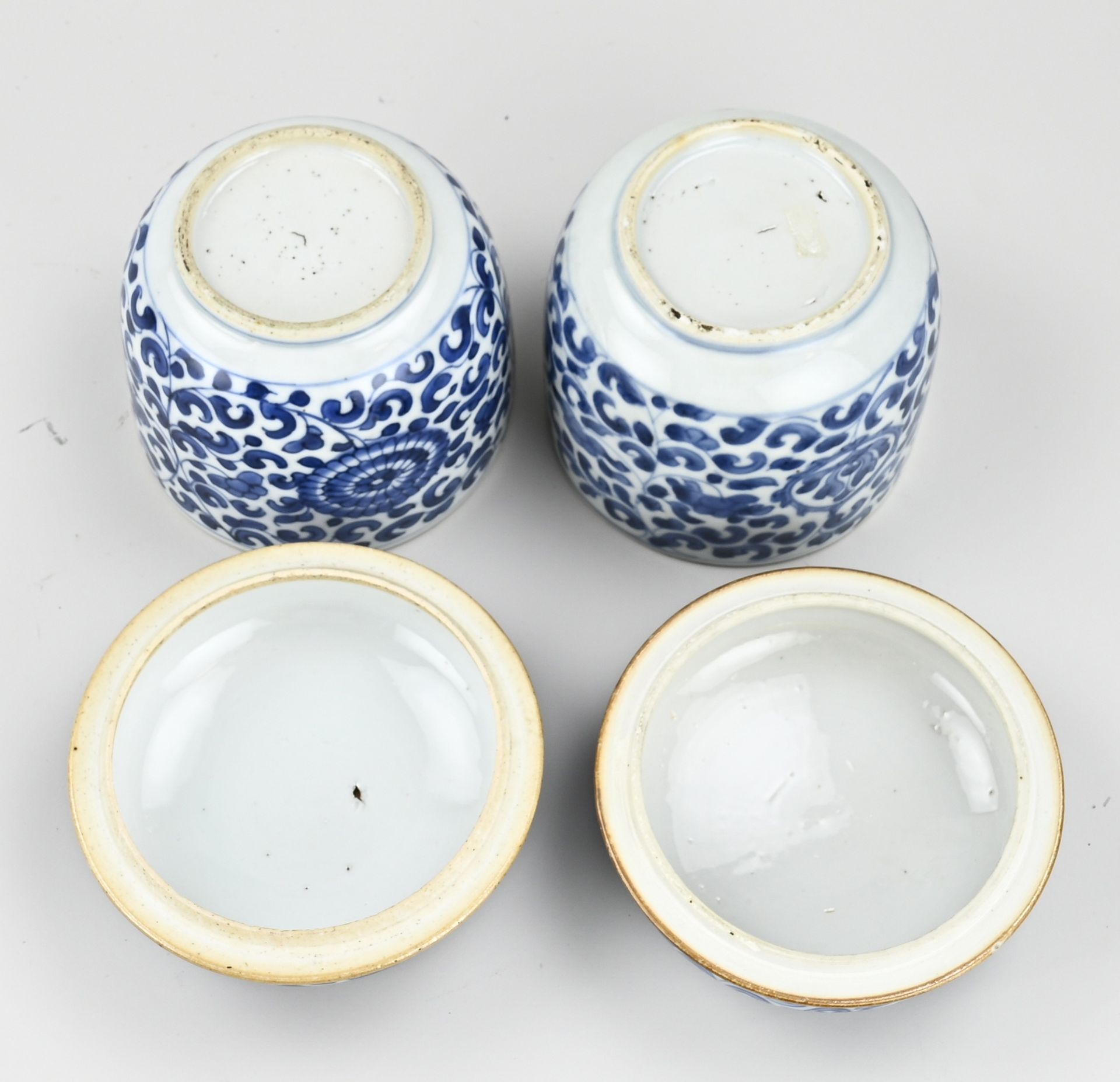 Two Chinese covered bowls Ø 12.5 cm. - Image 2 of 2