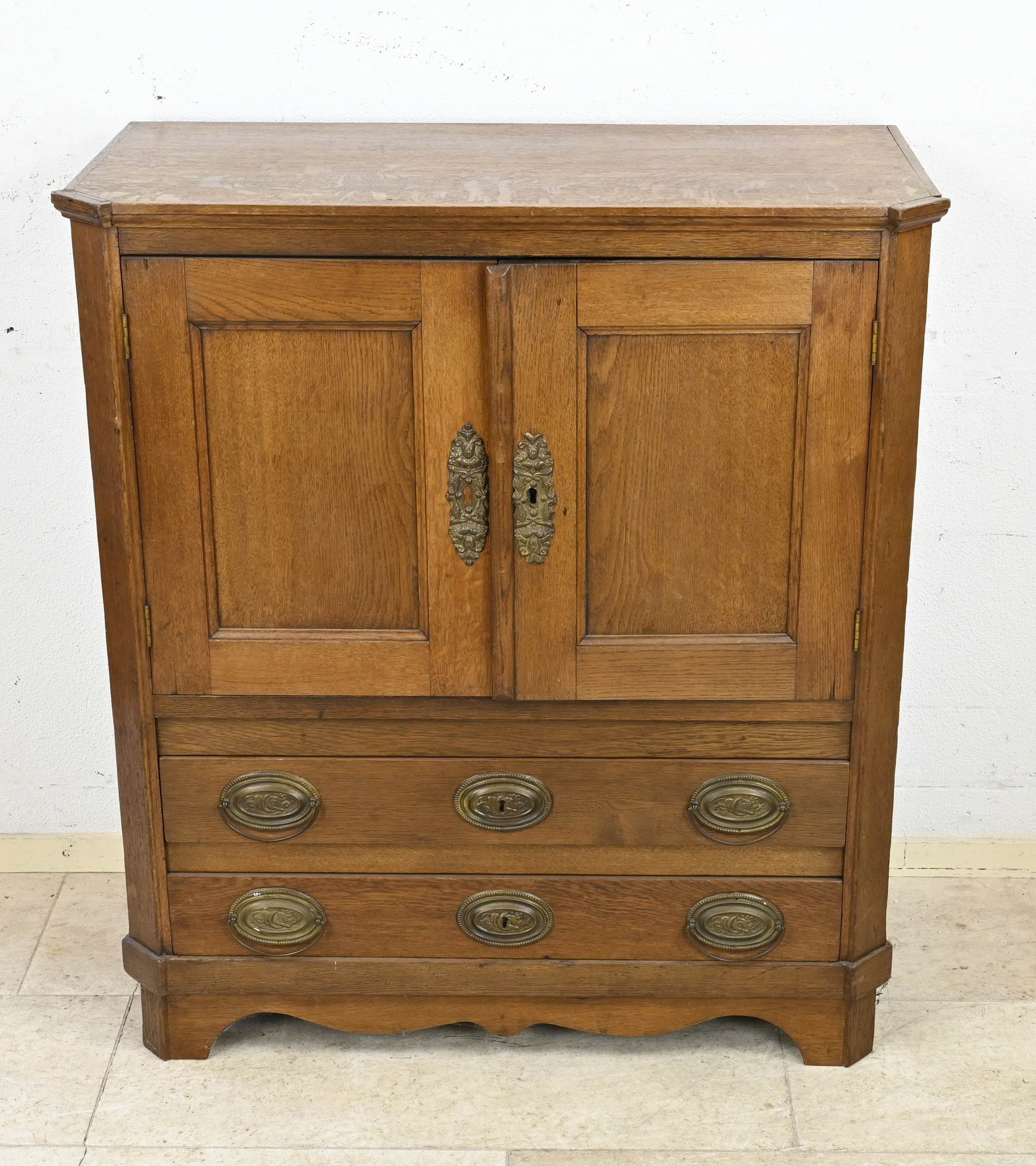 Oak cabinet, 1800