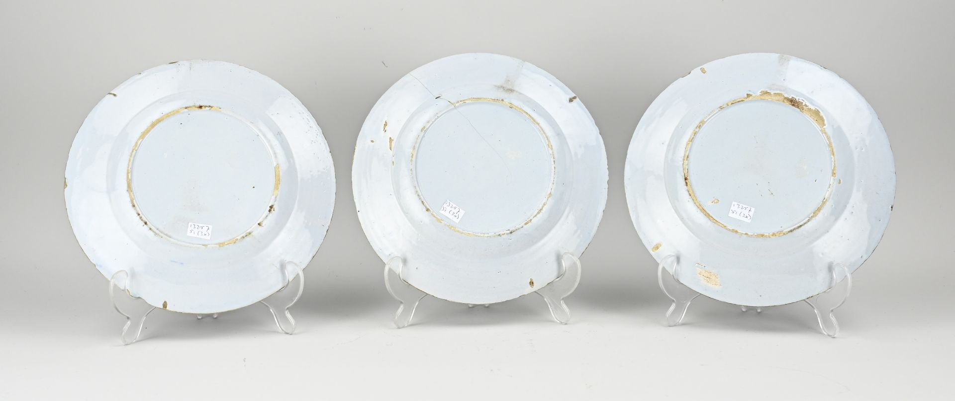 Three Delft plates Ø 22.7 cm. - Bild 2 aus 2
