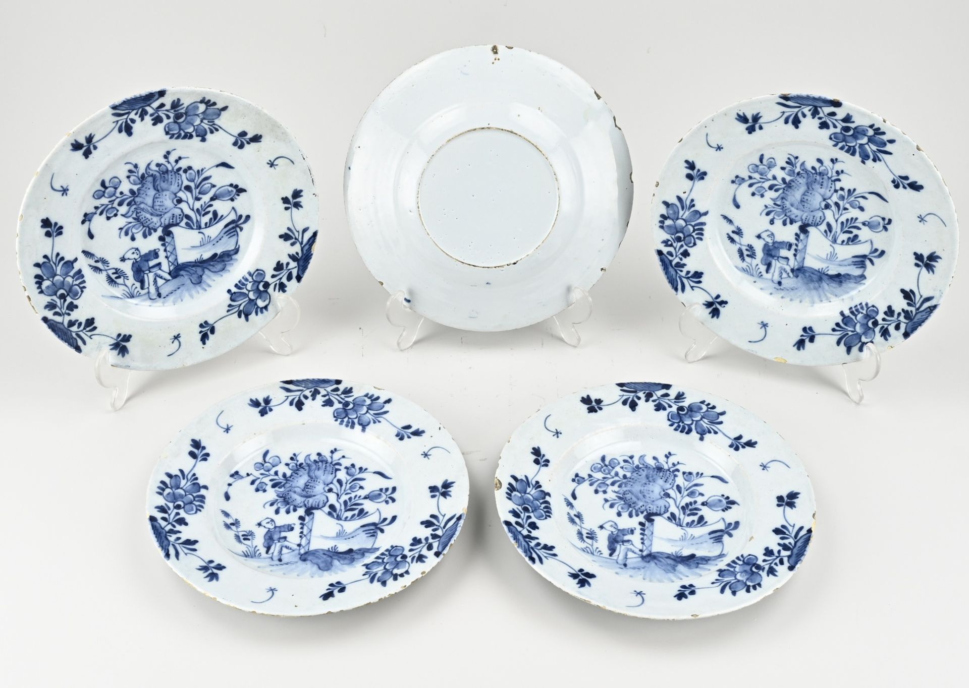Five 18th century Delft plates Ø 22.3 cm.