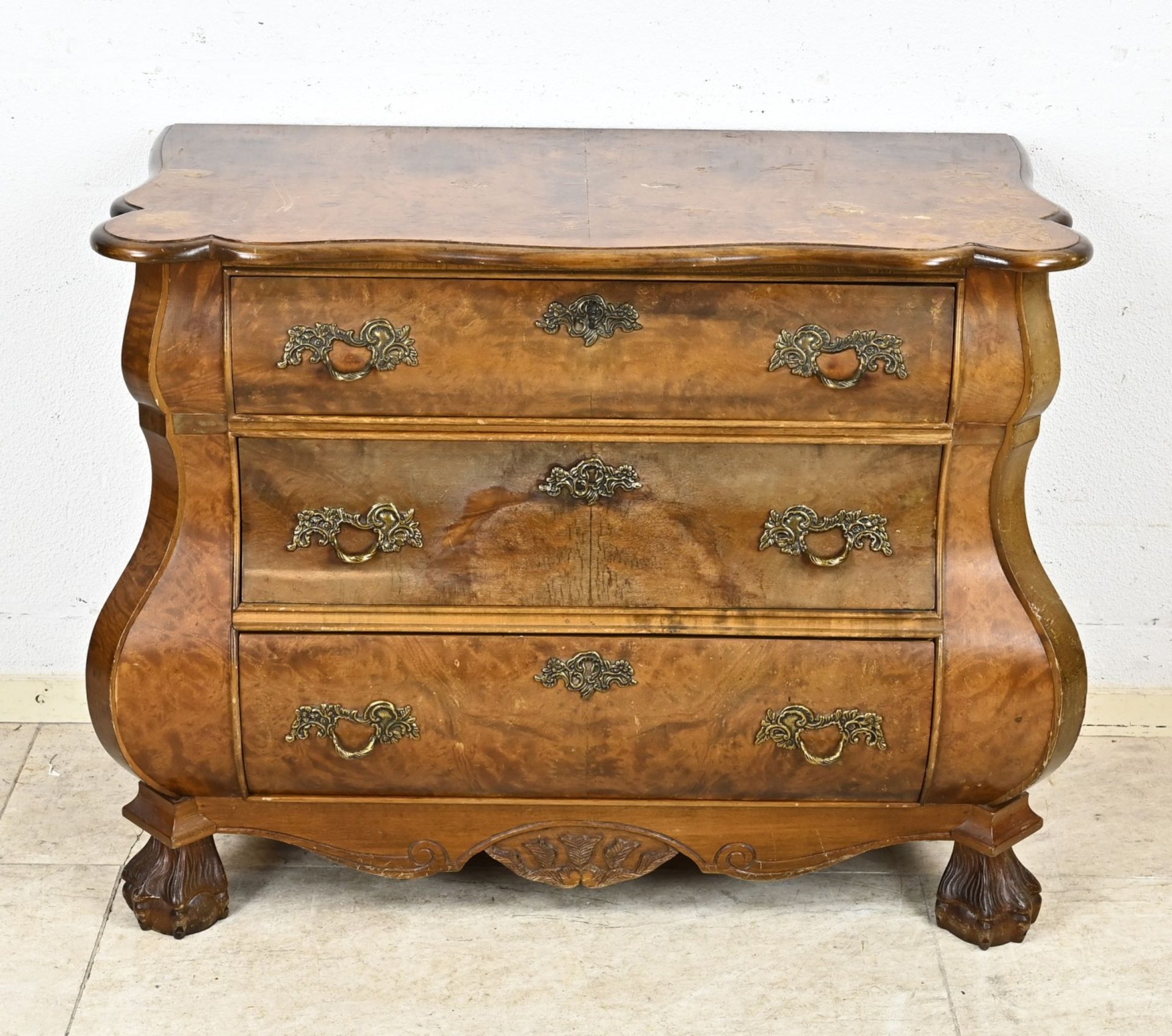 Burr walnut chest of drawers in baroque style