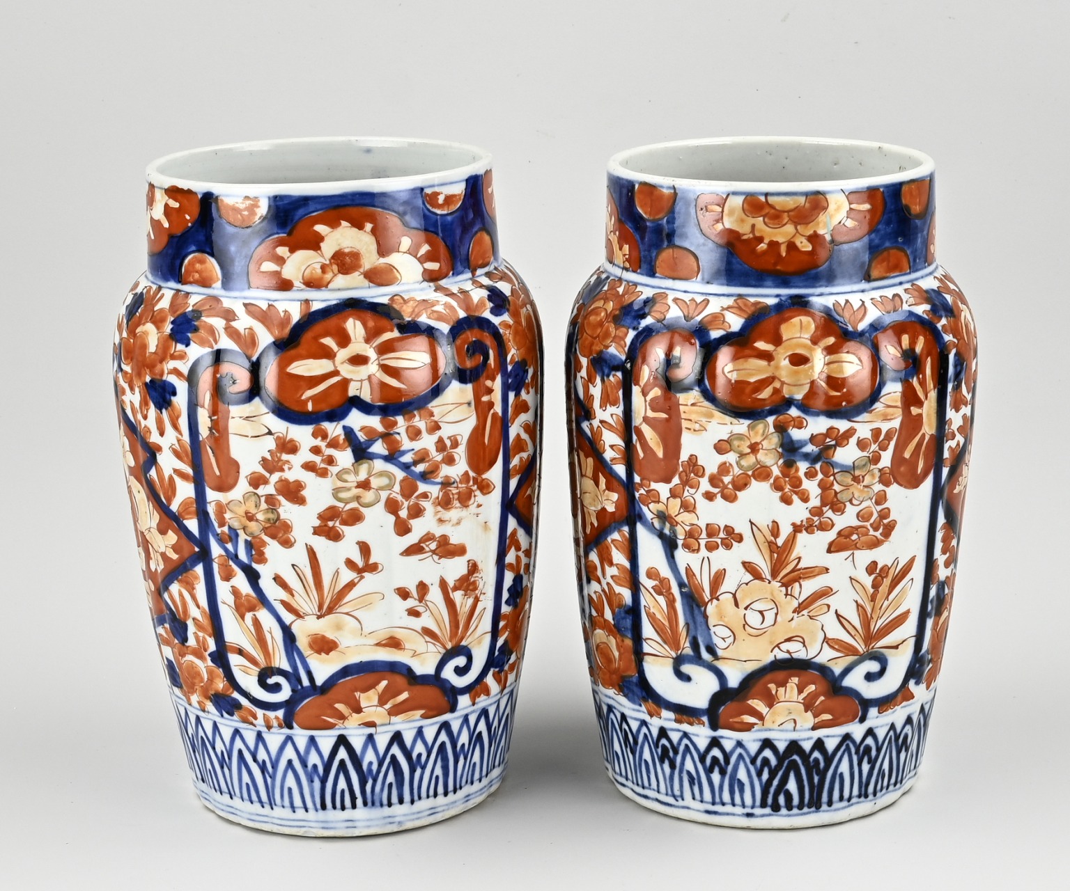 Two Japanese Imari vases, H 24.5 cm.