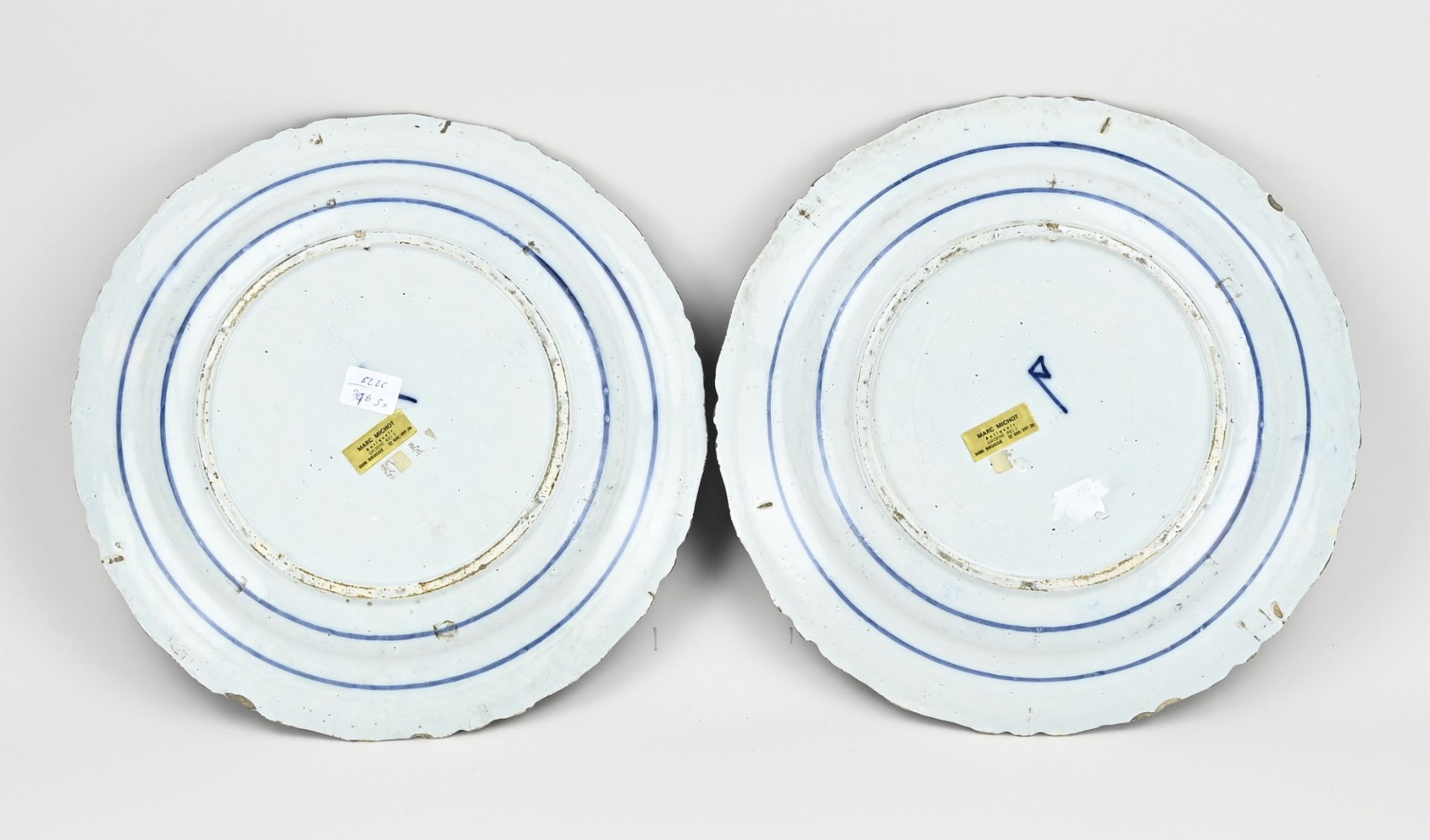 Two Delft dishes Ø 31 cm. - Bild 2 aus 2