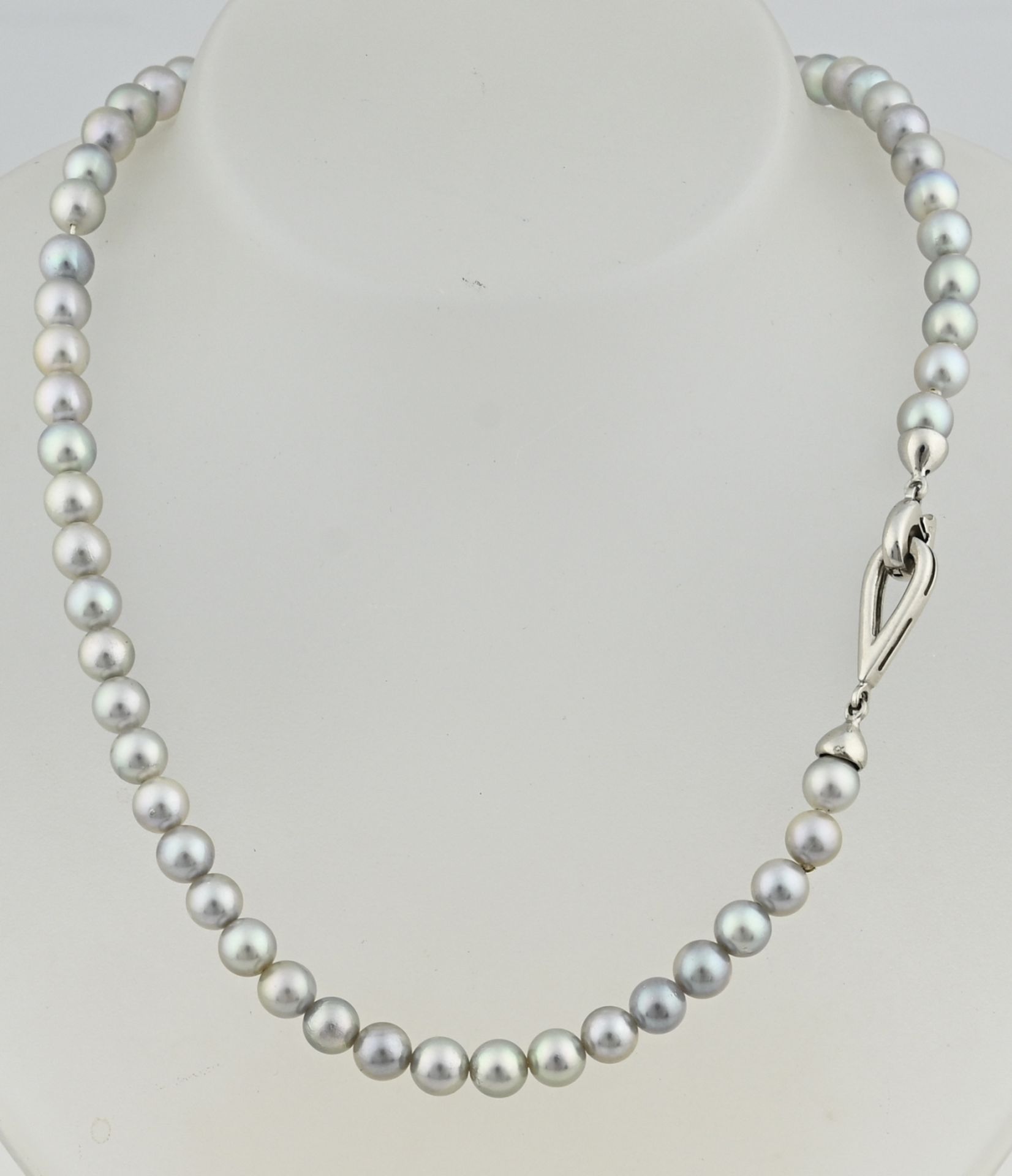 Pearl necklace gray with silver lock