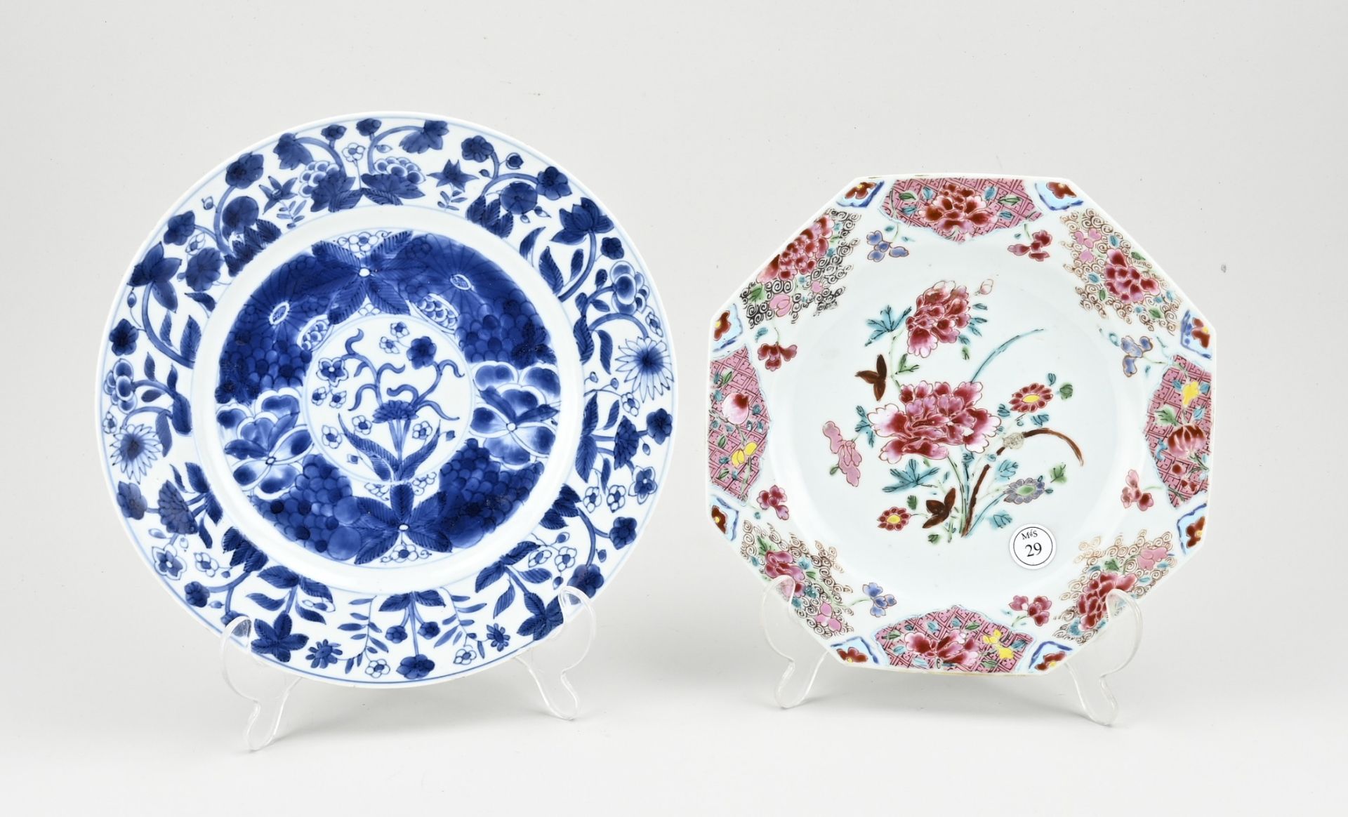 Two 18th century Chinese plates Ø 21.5 -24.5 cm.