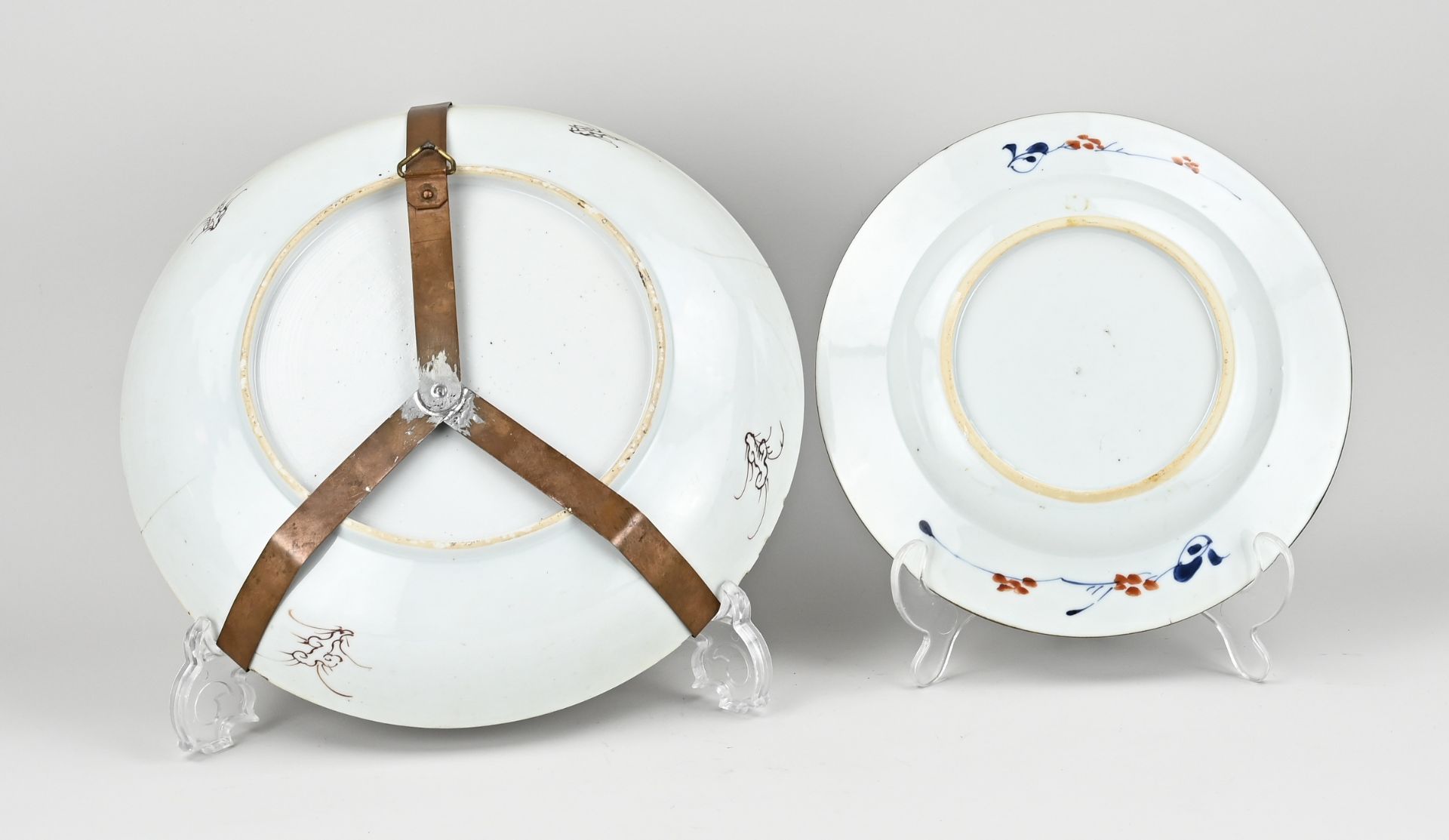 Two 18th century Chinese plates Ø 22 - 28 cm. - Image 2 of 2