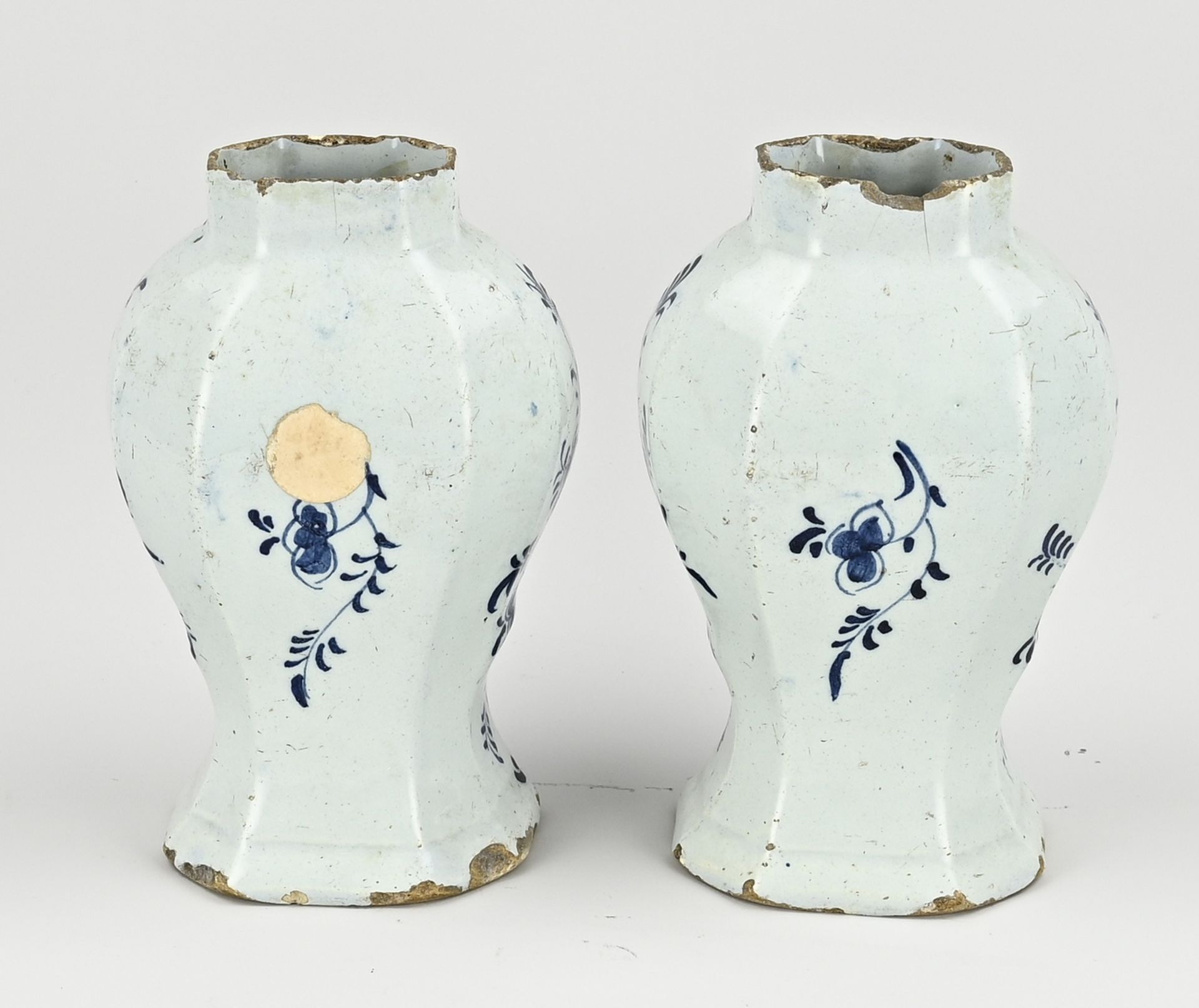 Two Delft vases, H 21 cm. - Bild 2 aus 3