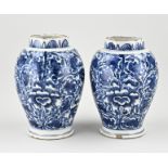 Two Delft vases, H 25.5 cm.