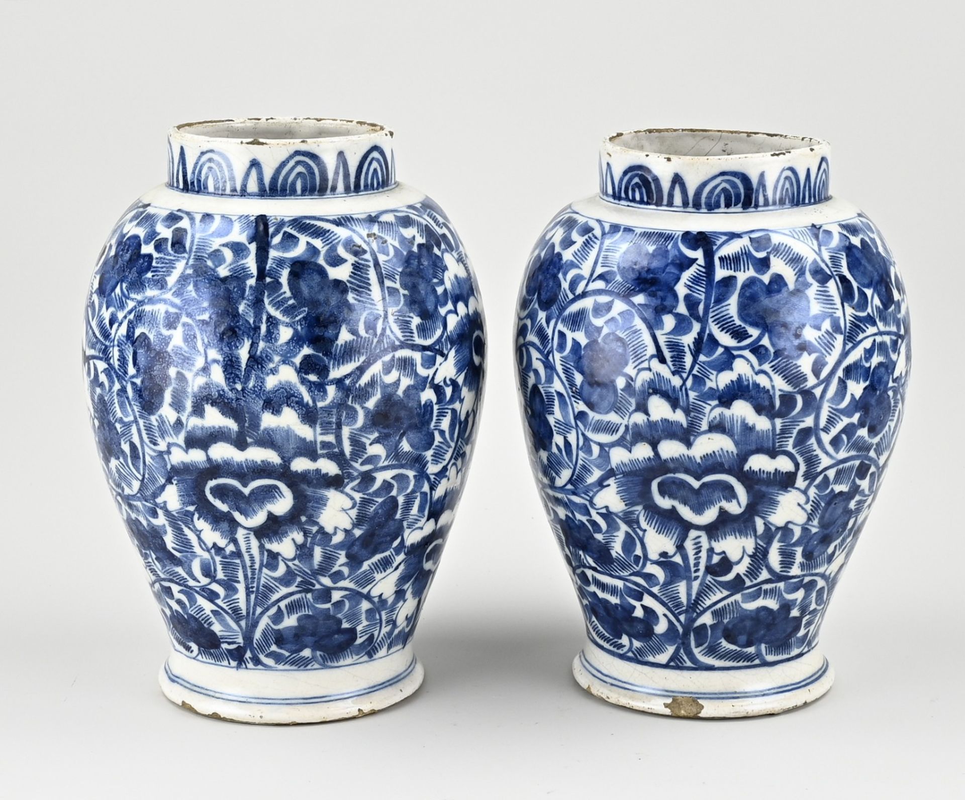 Two Delft vases, H 25.5 cm.