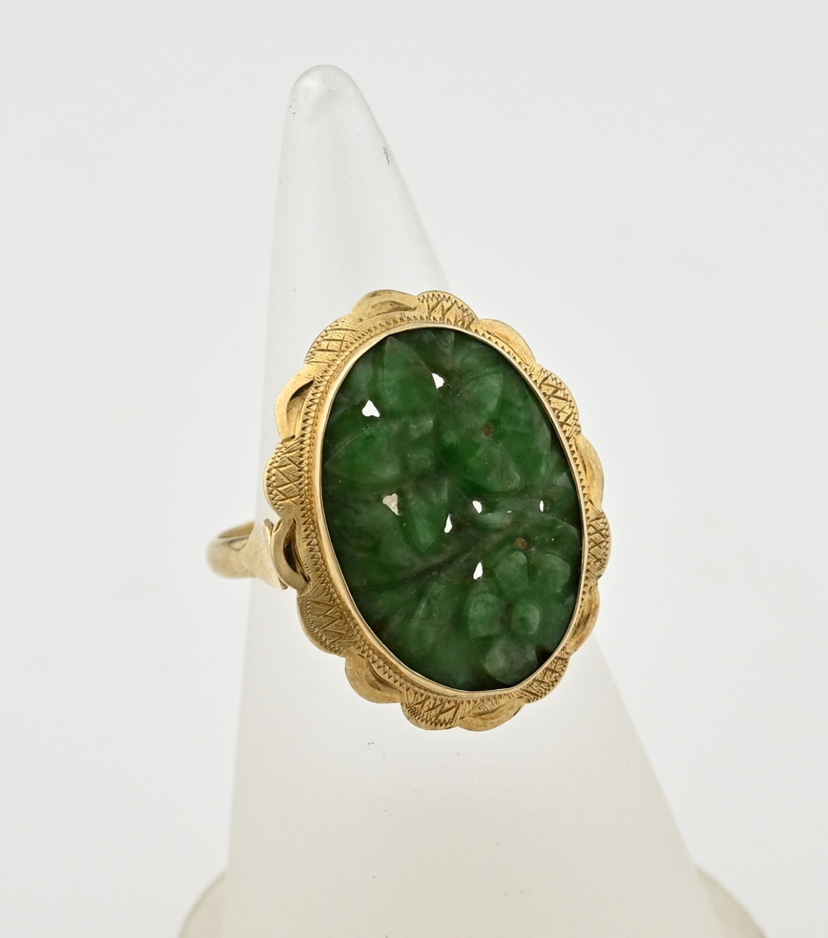 Gold ring with carved jade