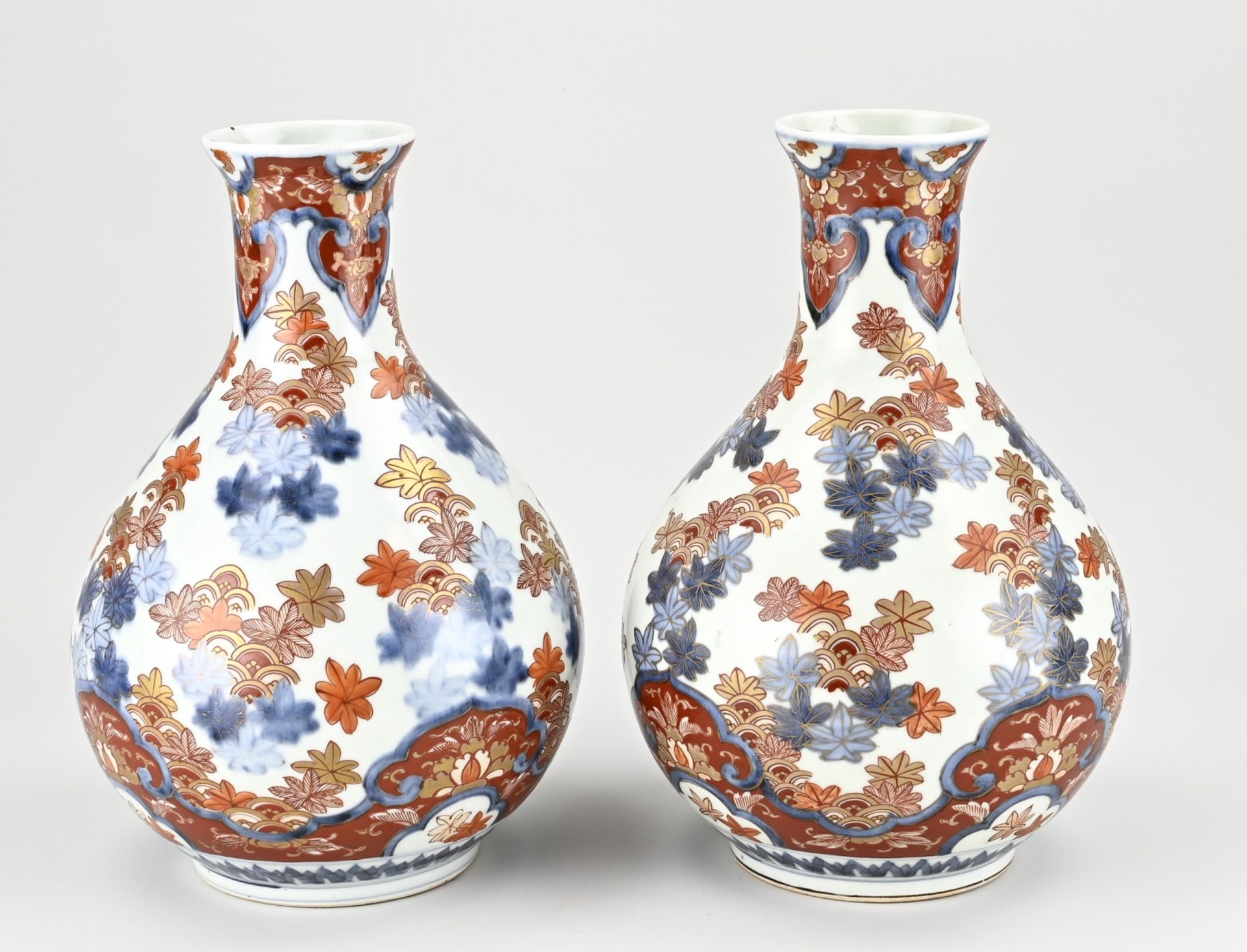 Two Japanese imari vases, H 30 cm. - Bild 2 aus 3