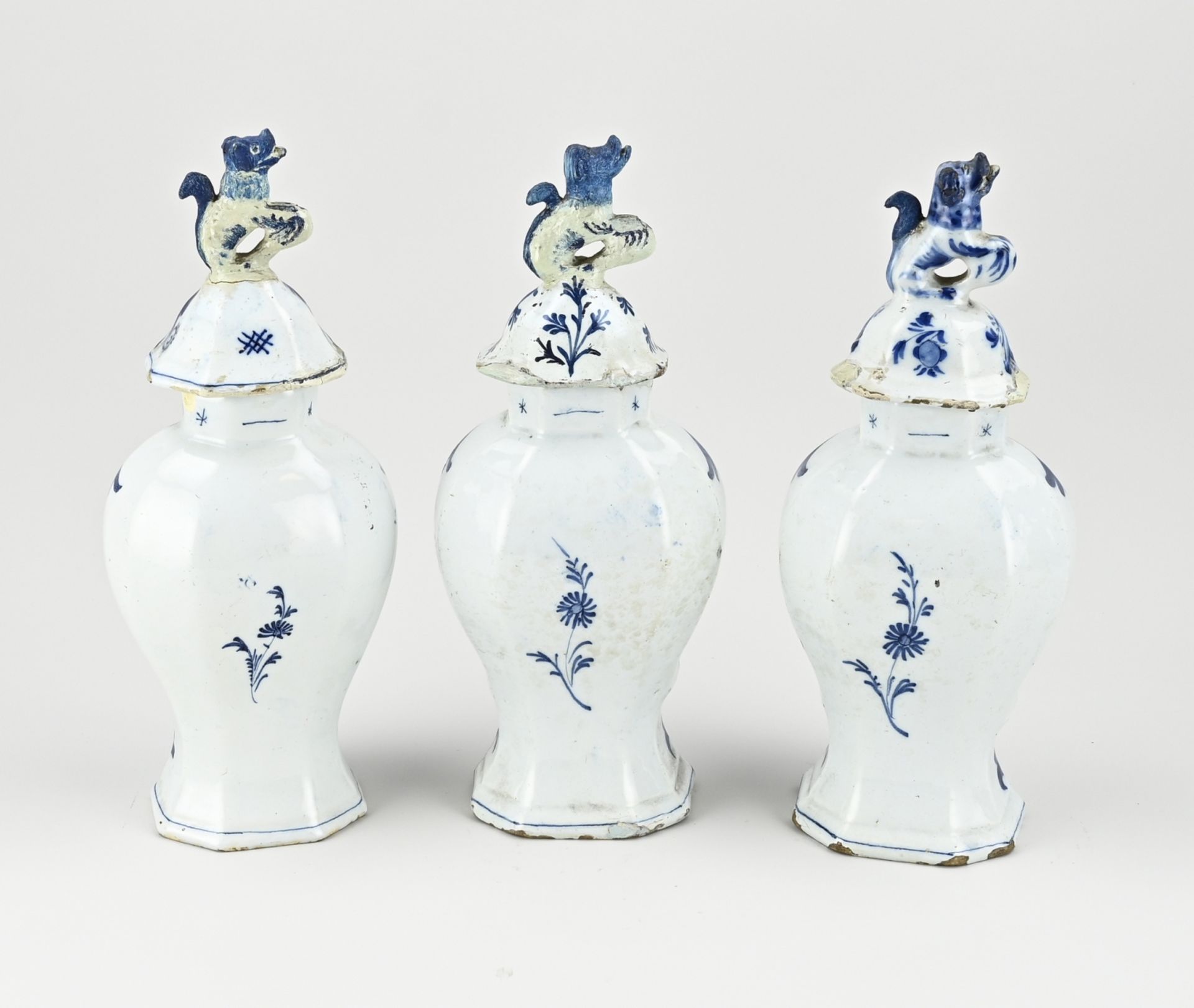 Three Delft vases with lids, H 31 cm. - Bild 2 aus 2