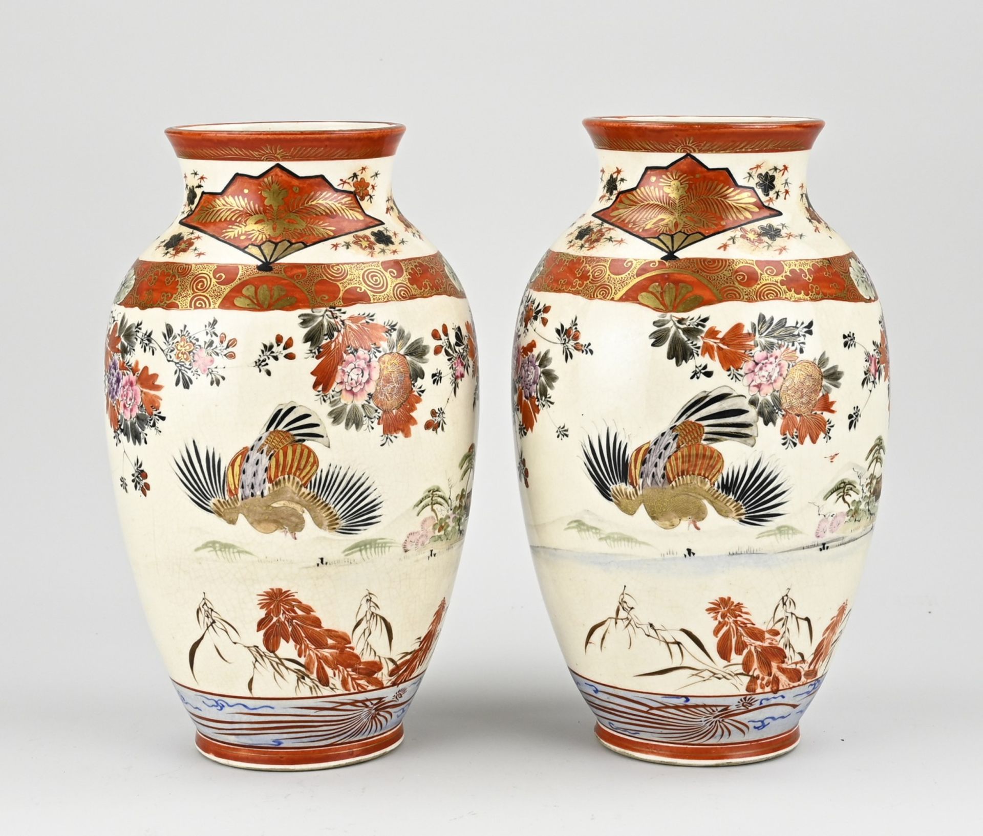 Two Japanese kutani vases, H 25 cm. - Bild 2 aus 3