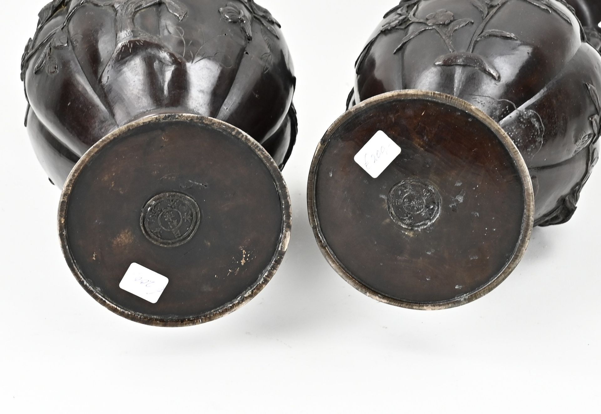 Two Japanese bronze vases - Image 2 of 3