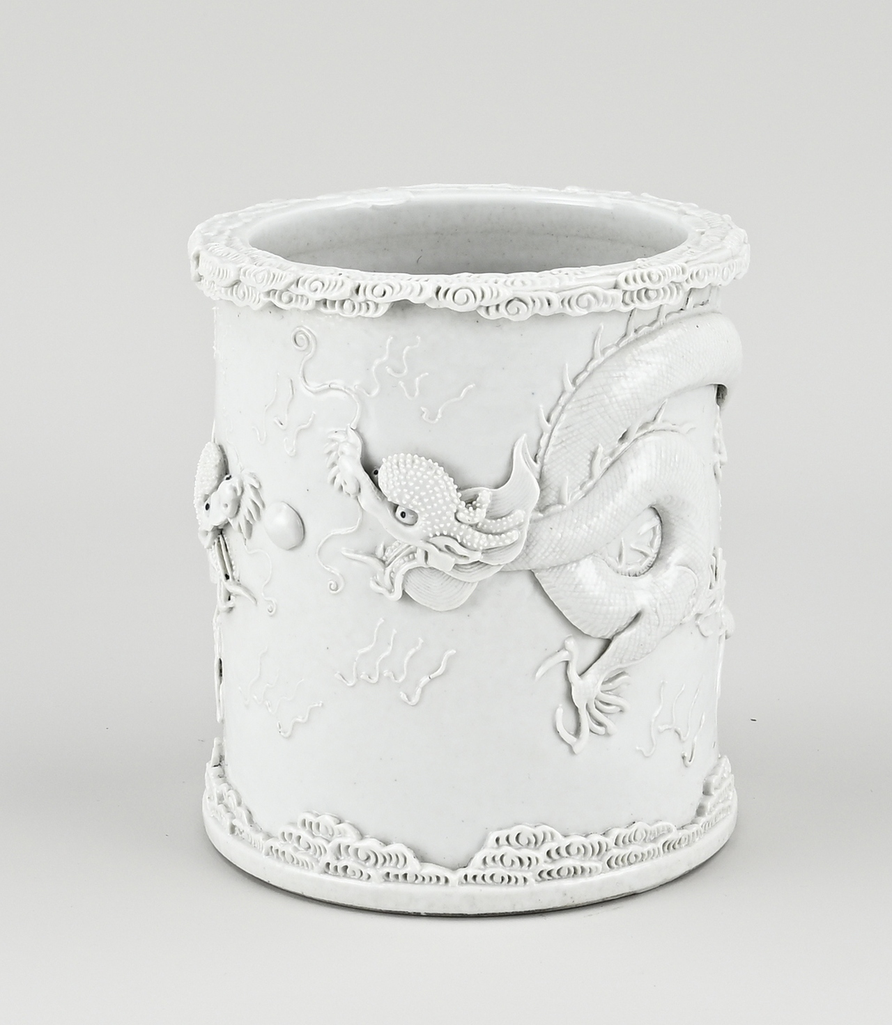 Chinese blanc de chine dragon vase, H 13.8 x Ø 12.2 cm.