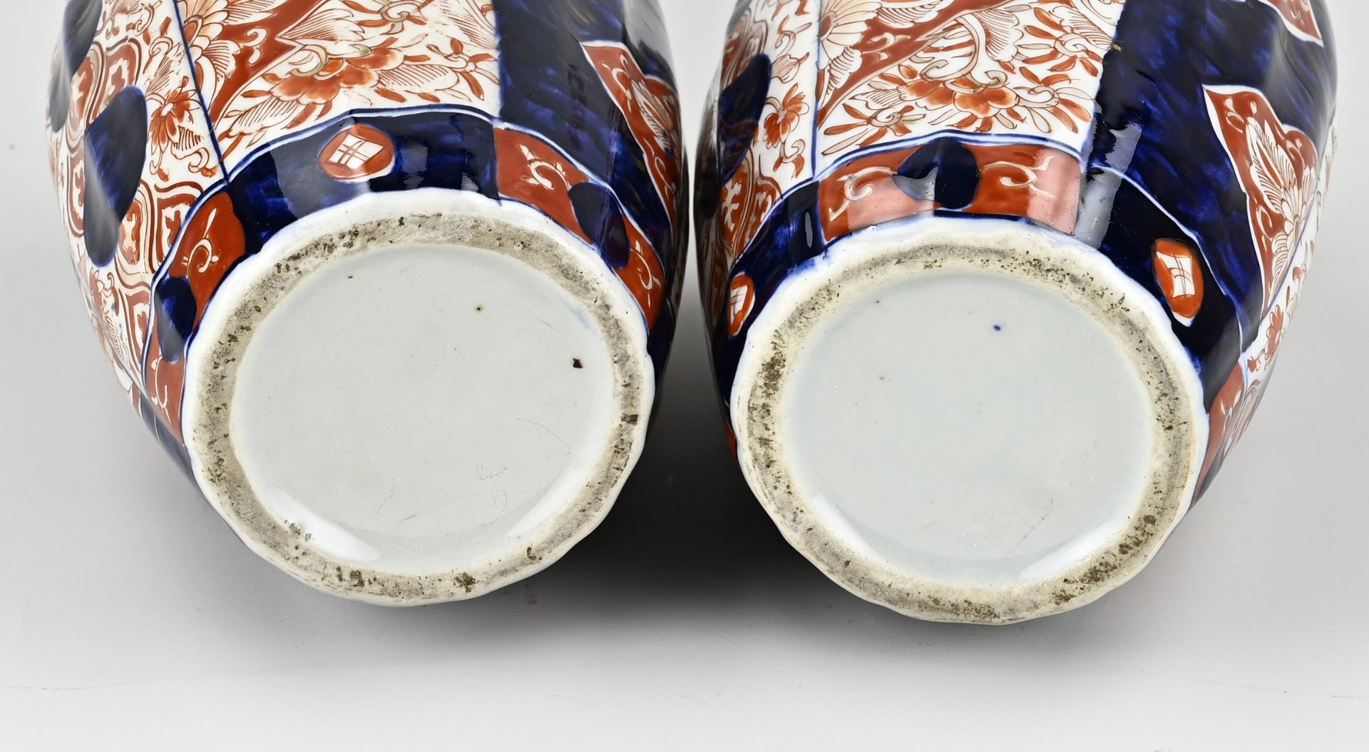 Two Japanese imari vases, H 30 cm. - Bild 2 aus 2