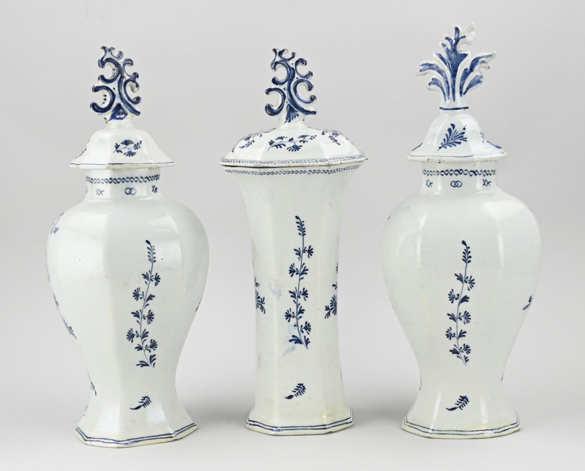 Three-piece Delft cabinet set - Image 2 of 3