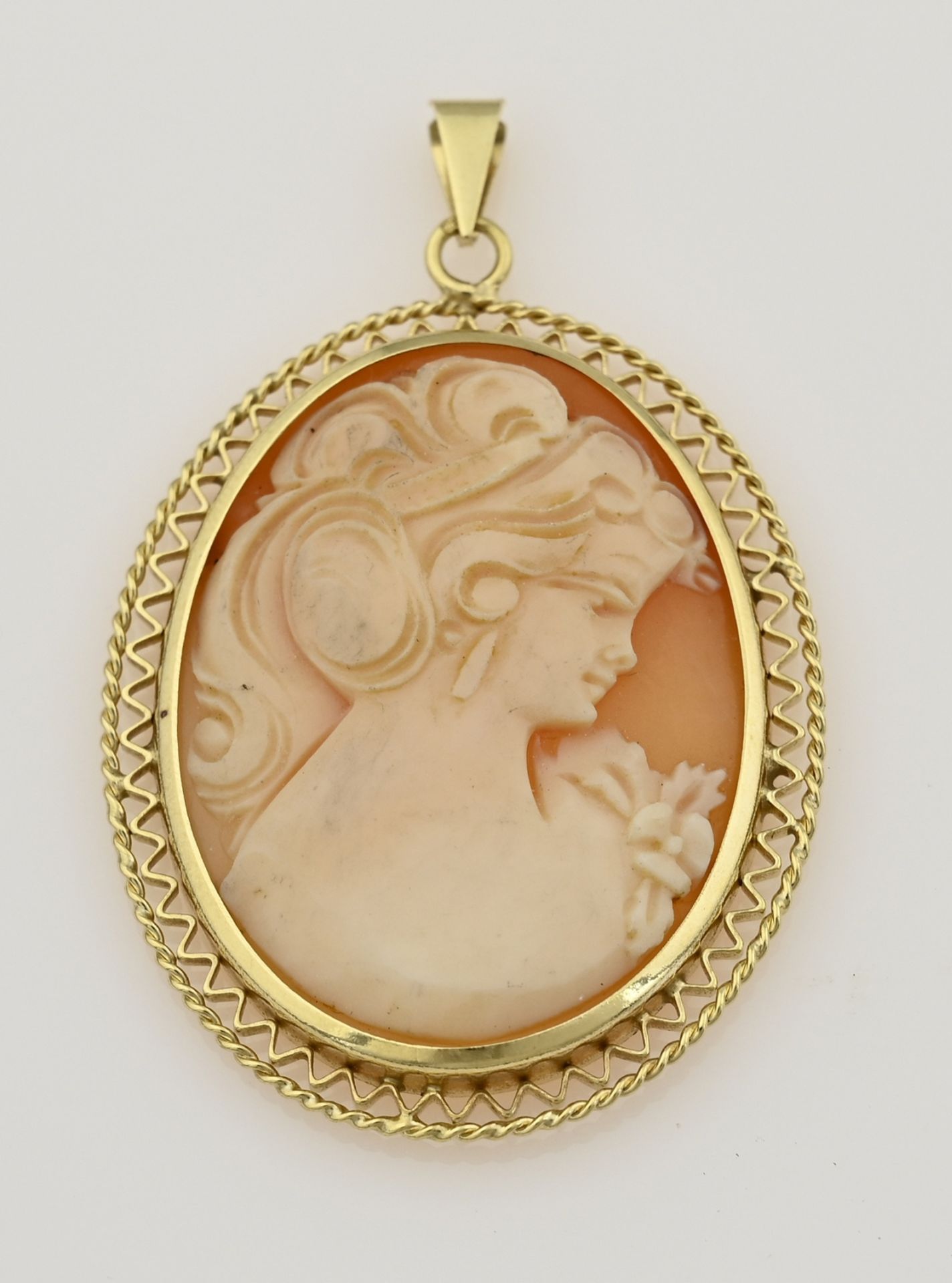 Gold pendant with cameo