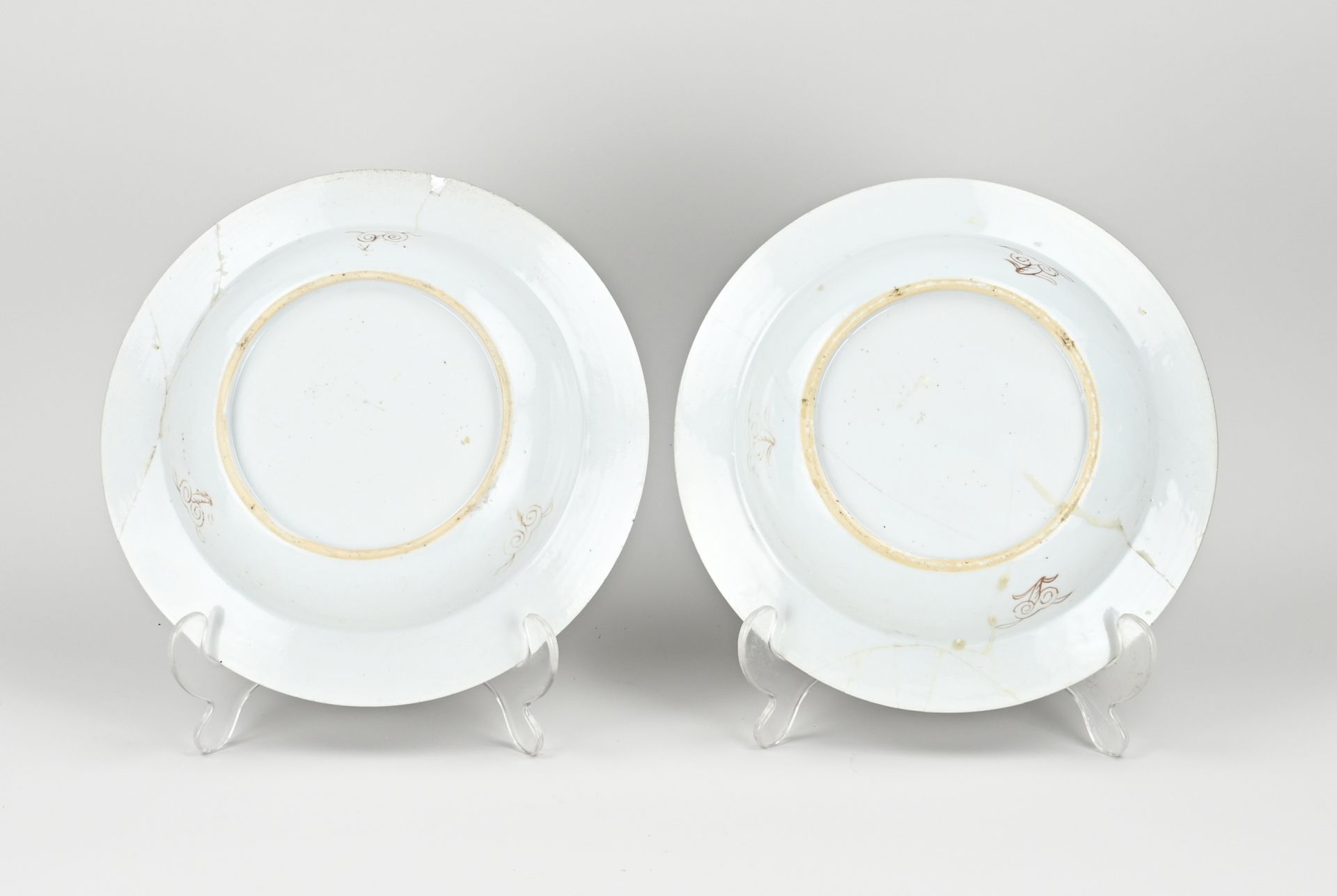 Two 18th century Chinese plates Ø 22.5 cm. - Image 2 of 2