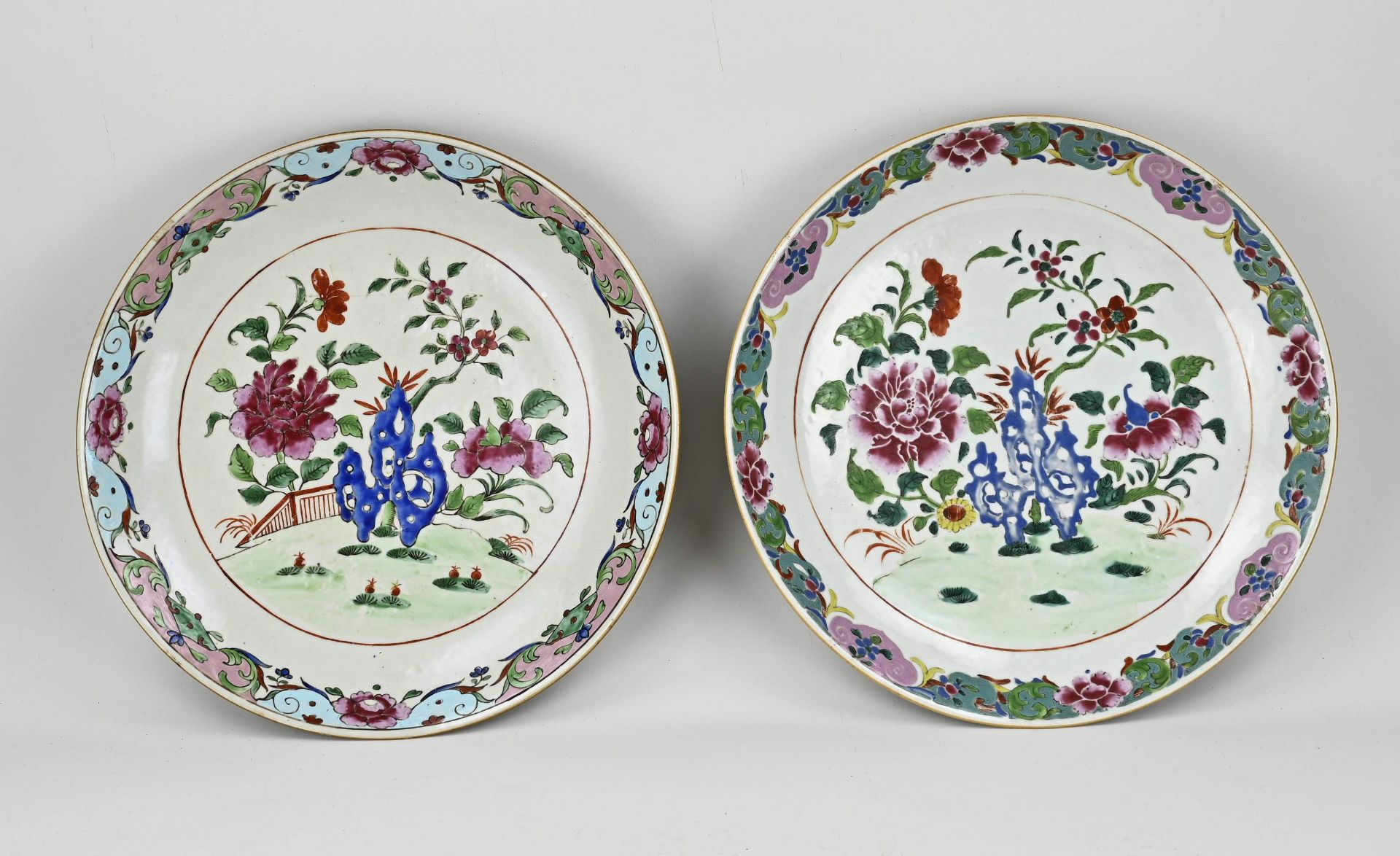 Two large Chinese dishes Ø 37 cm.