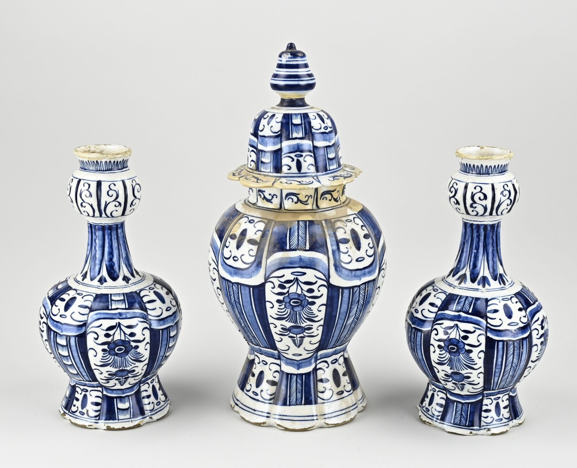 3-piece Delft cabinet set, H 30 - 41 cm.