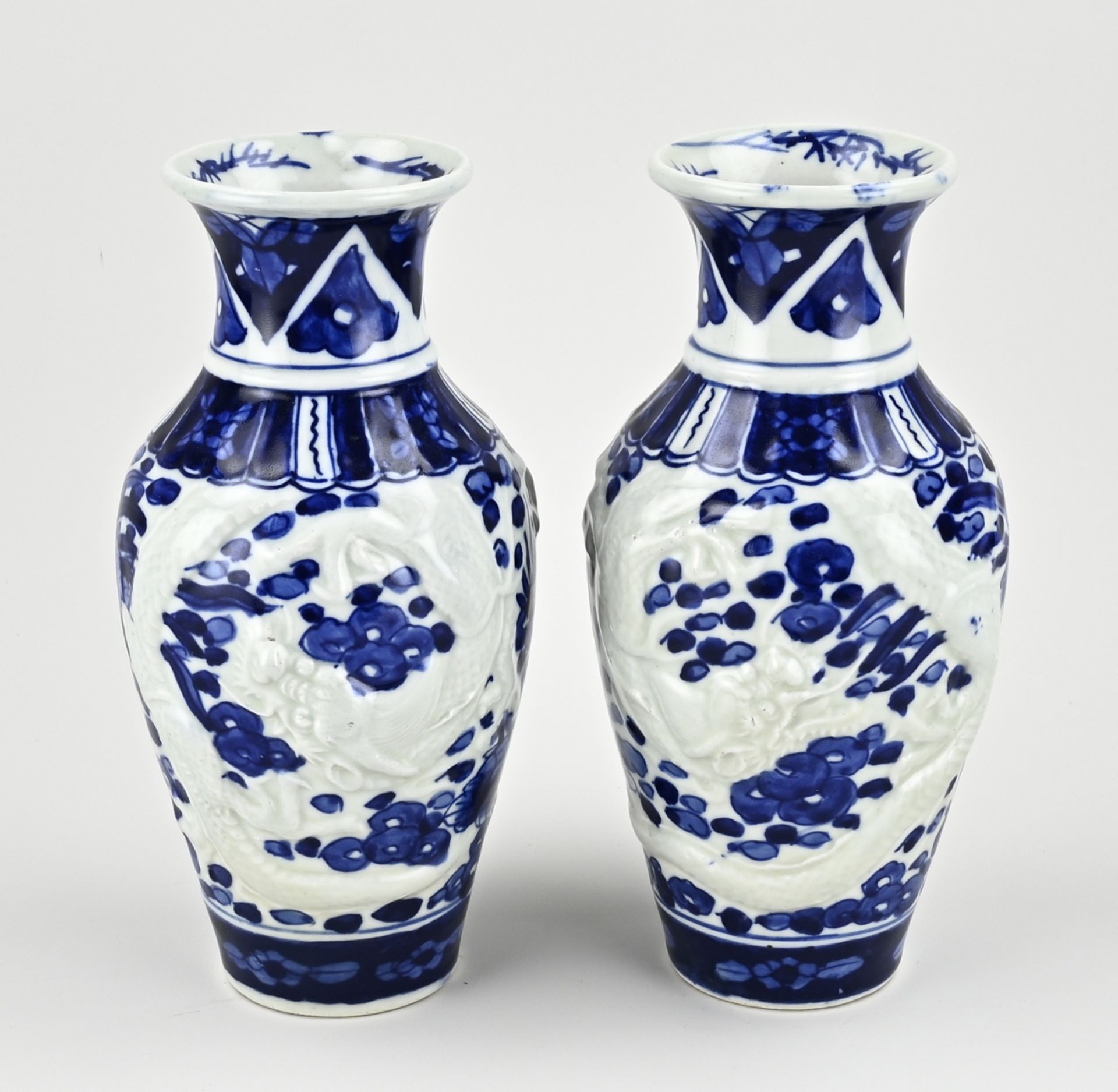 Two Japanese Imari vases, H 25 cm.