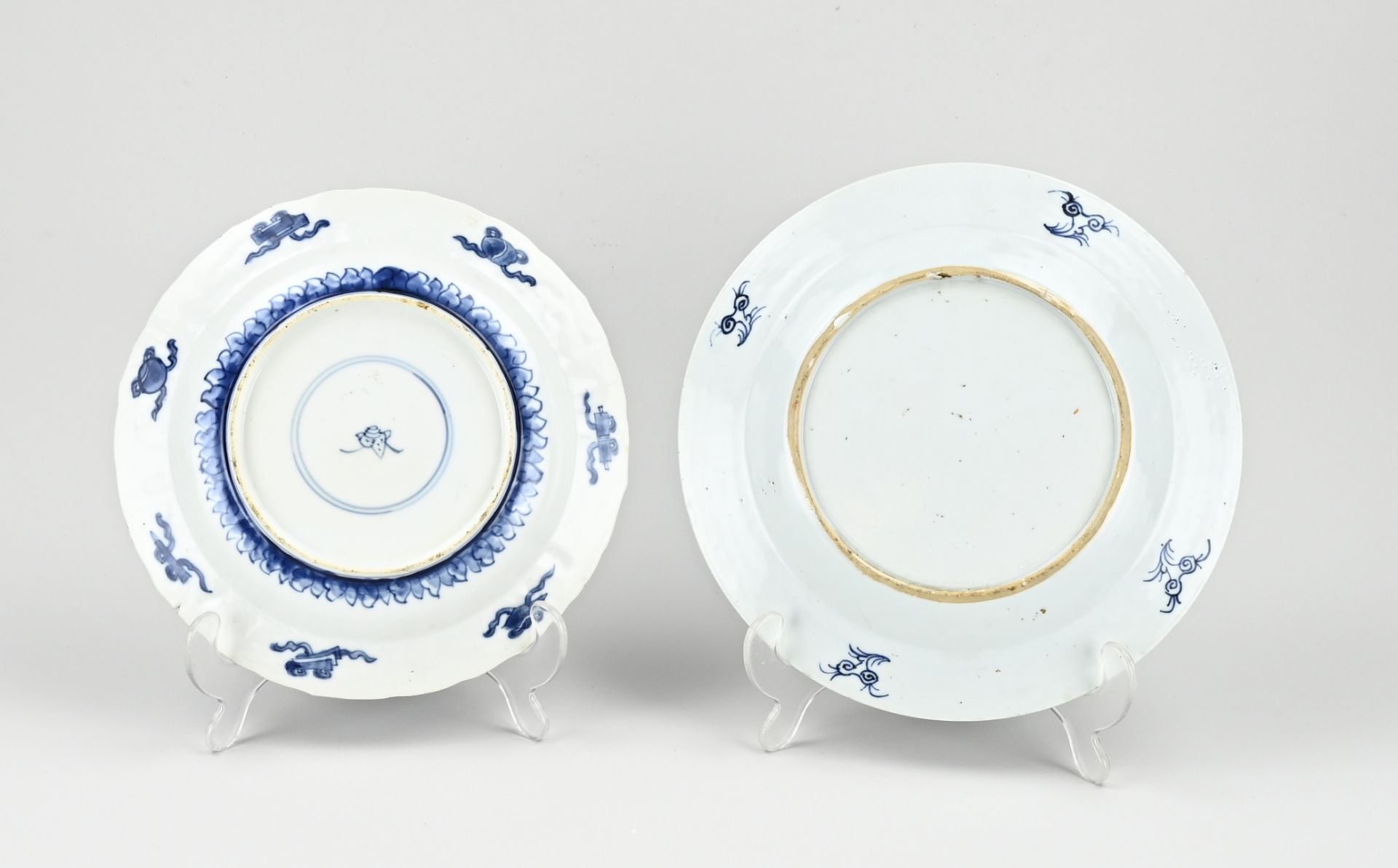 Two Chinese plates Ø 21.5 - 23 cm. - Image 2 of 2