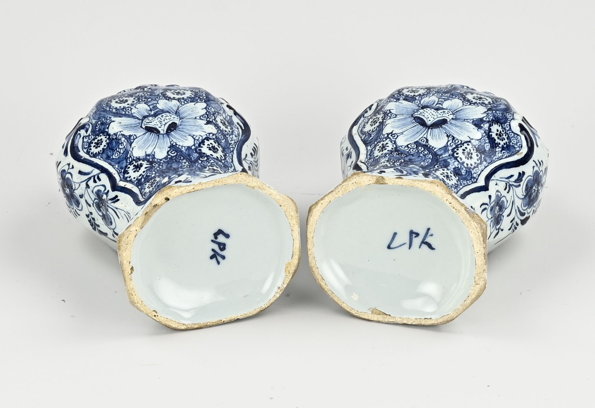 Two Delft vases, H 21 cm. - Bild 3 aus 3