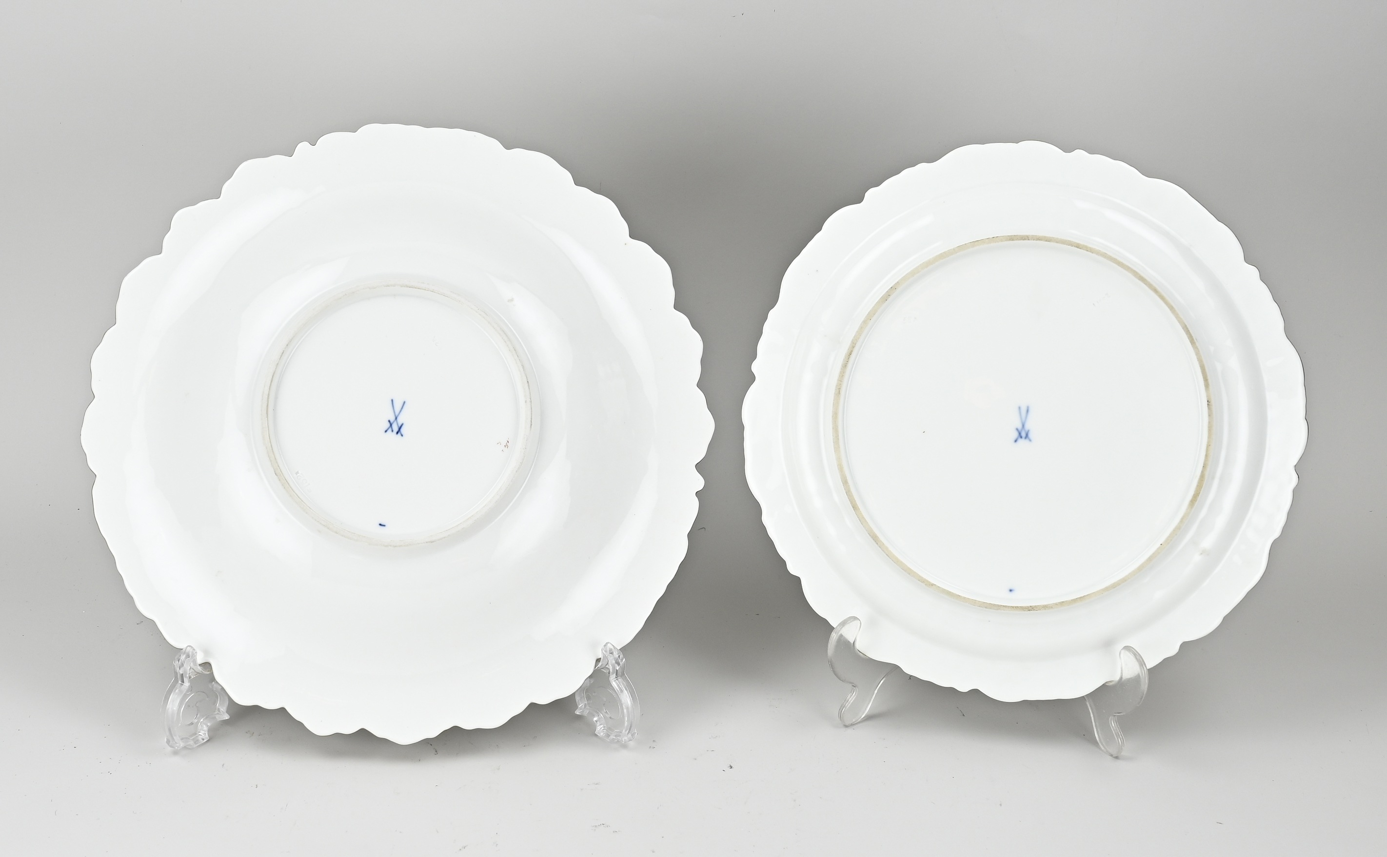 Two Meissen showpiece dishes Ø 27 - 31 cm. - Image 2 of 2