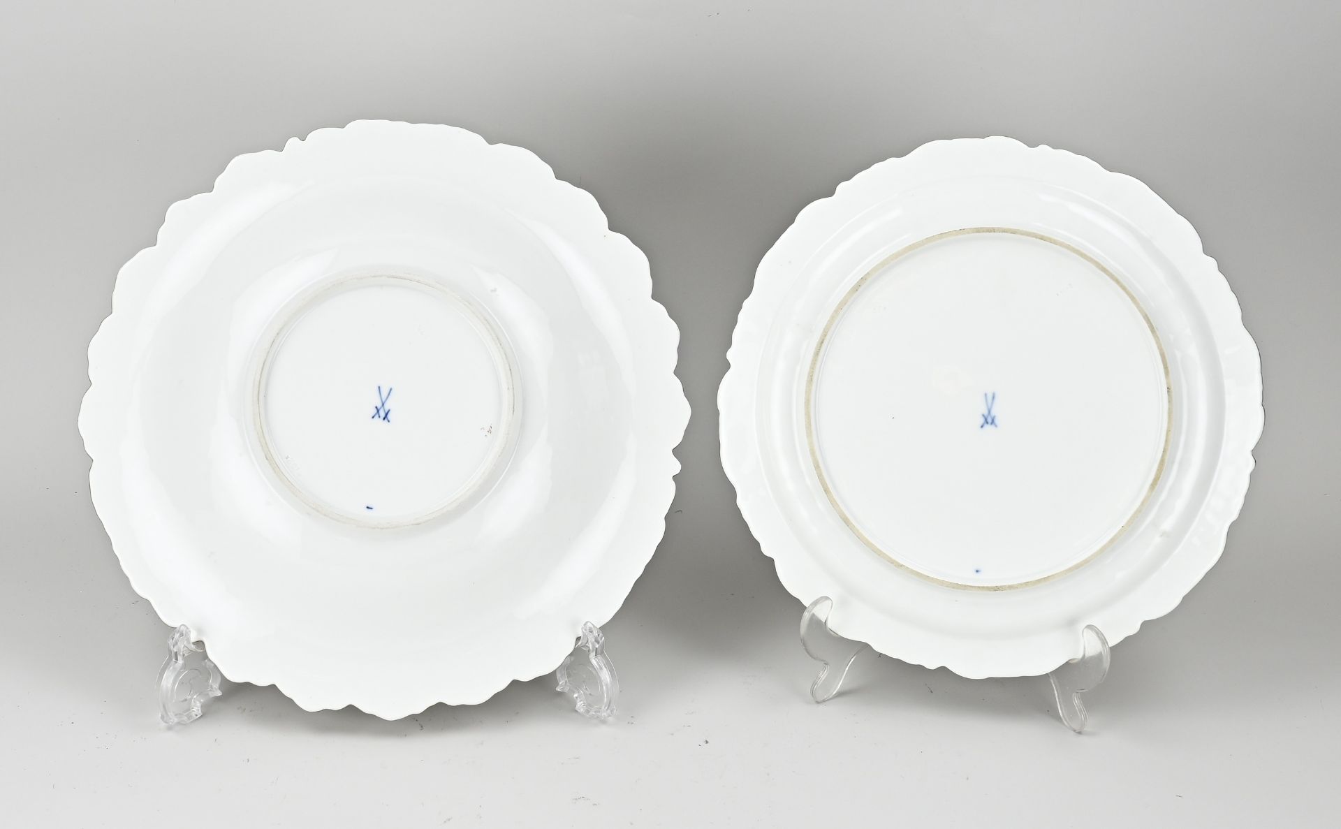 Two Meissen showpiece dishes Ø 27 - 31 cm. - Bild 2 aus 2