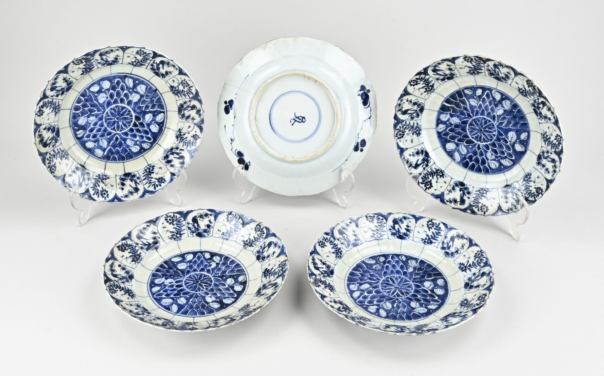 Five Chinese kang xi plates Ø 21.5 cm.
