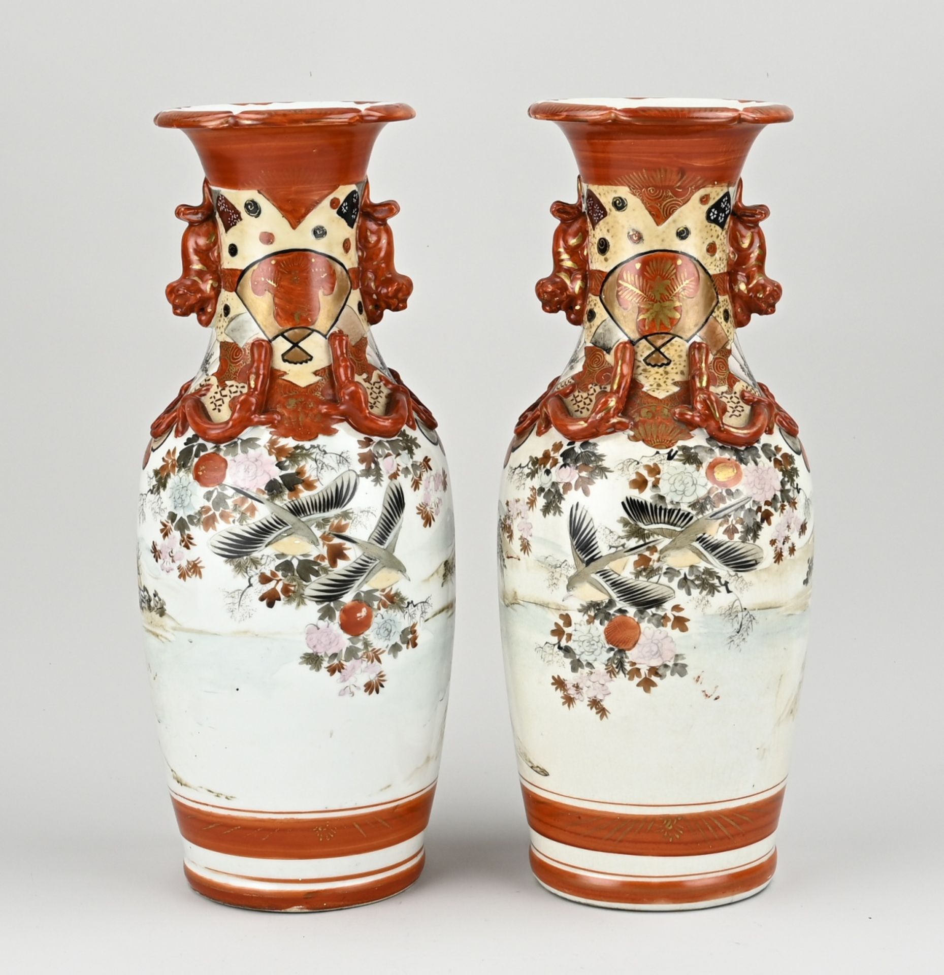 Two Japanese kutani vases, H 36.5 cm. - Bild 2 aus 3