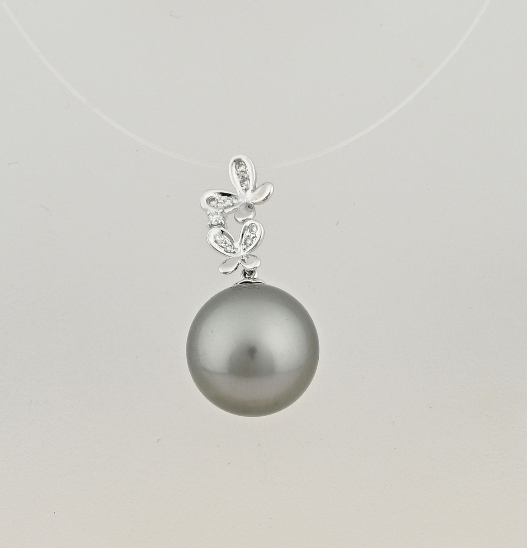 White gold pendant with pearl and diamond