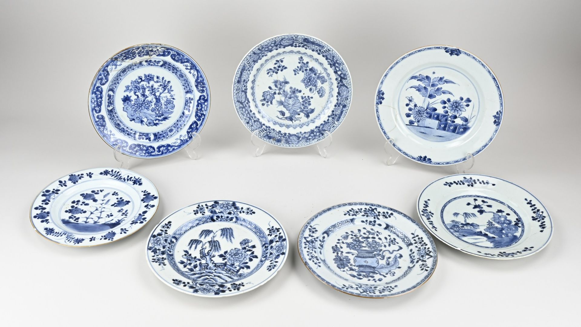 Seven 18th century Chinese plates Ø 22 - 24 cm.