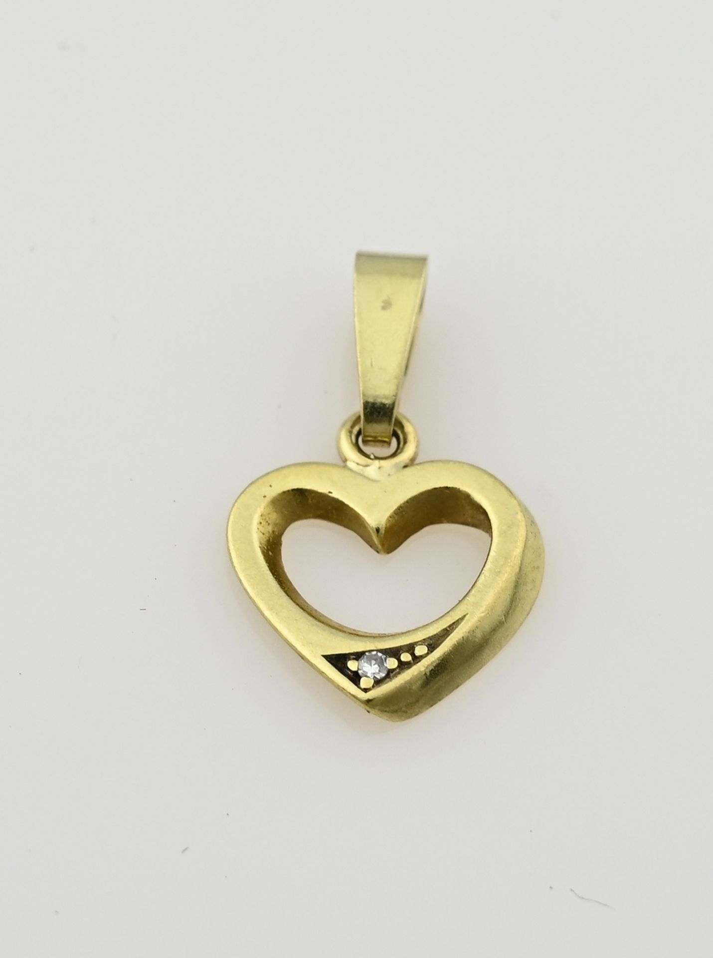 Gold heart pendant with diamond