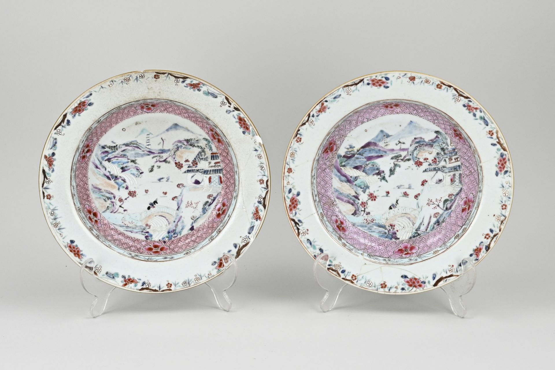 Two 18th century Chinese plates Ø 22.5 cm.