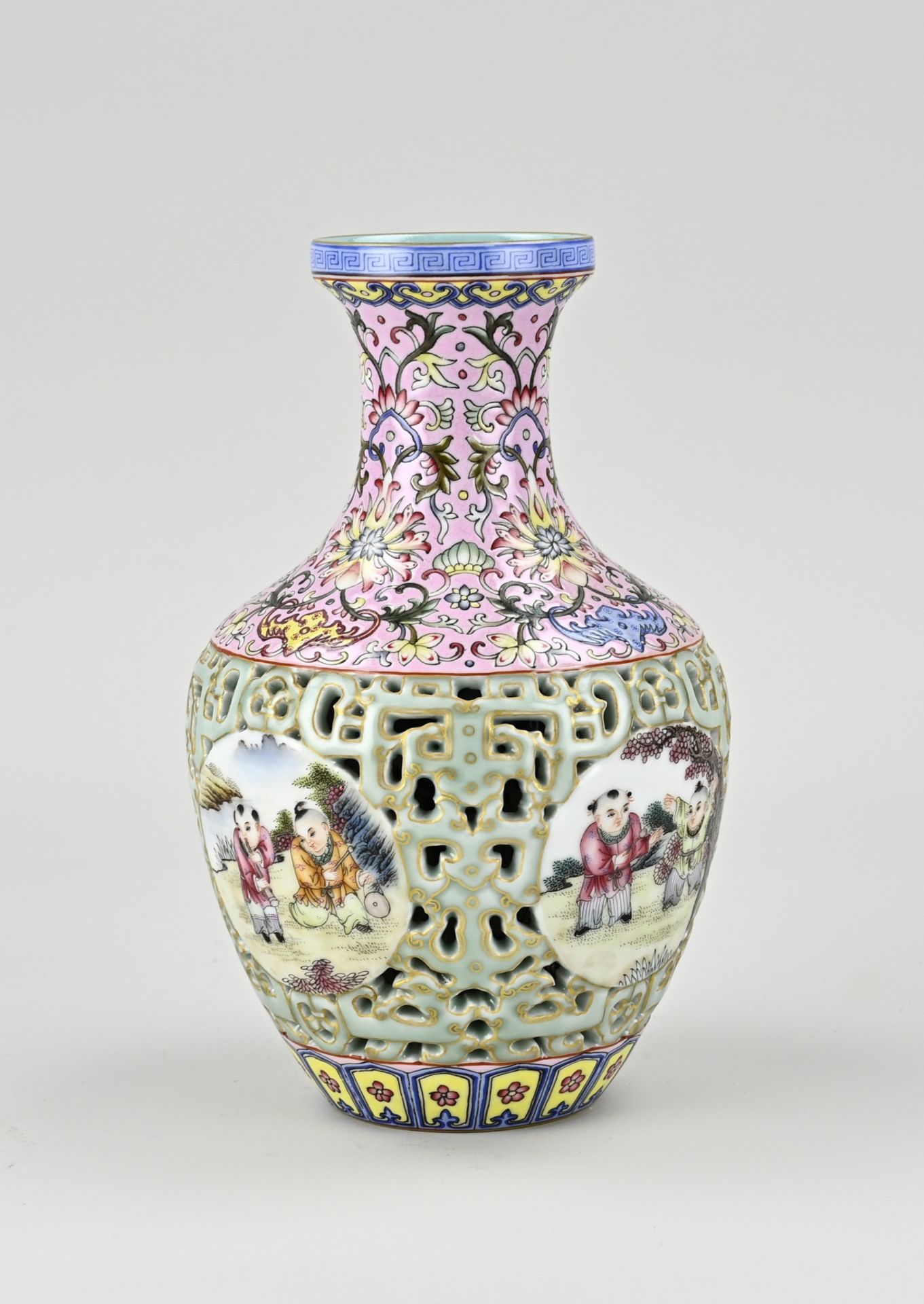 Chinese openwork family rose vase, H 18 cm. - Bild 2 aus 3