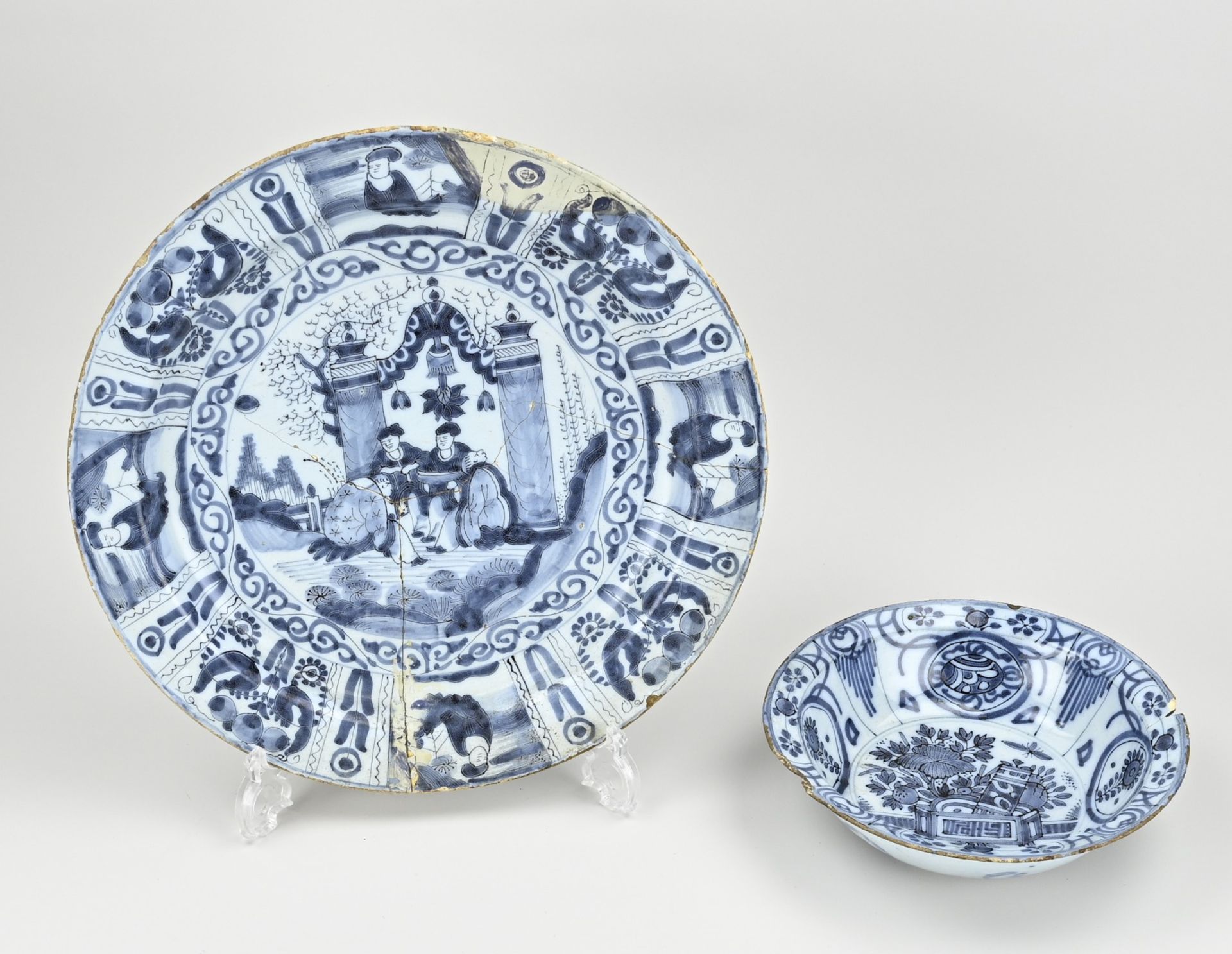 Two Delft dishes Ø 22 - 34 cm.