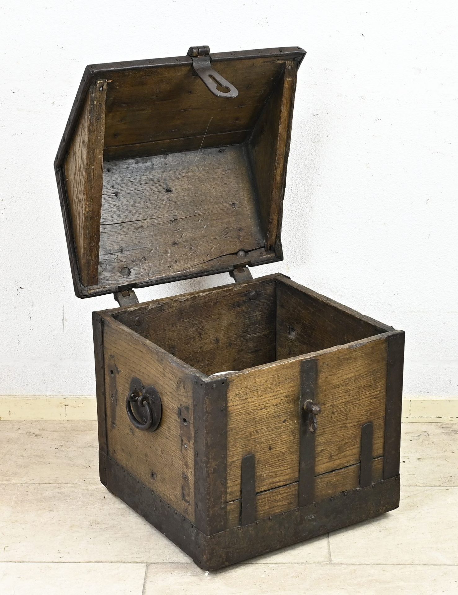 18th Century oak chest - Image 2 of 2