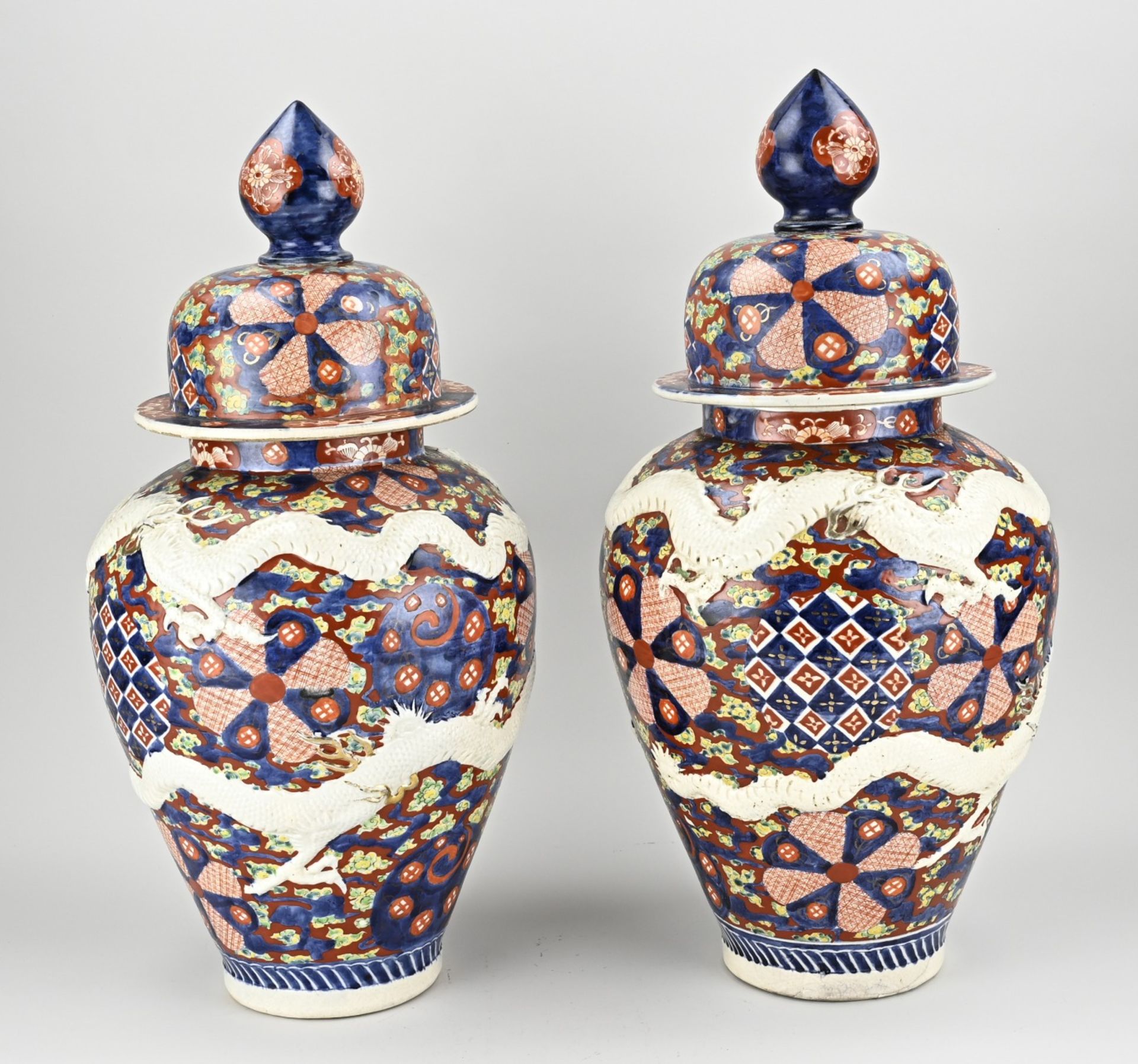 Two Japanese Imari lidded vases, H 52 cm. - Bild 2 aus 3