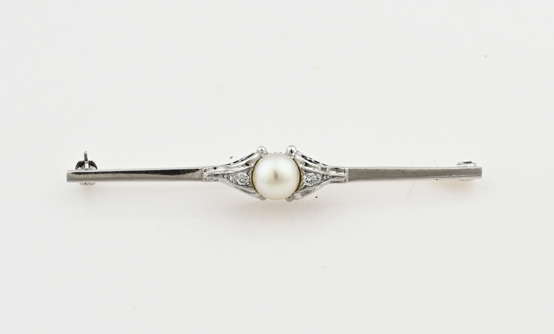 White gold brooch with pearl