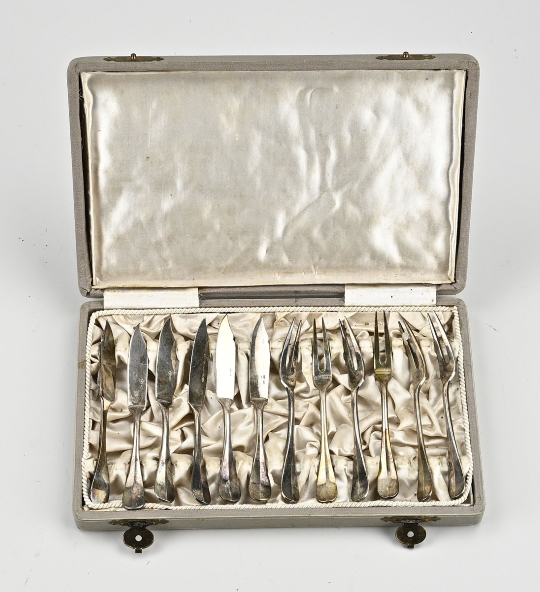 Cassette with small silver fish cutlery