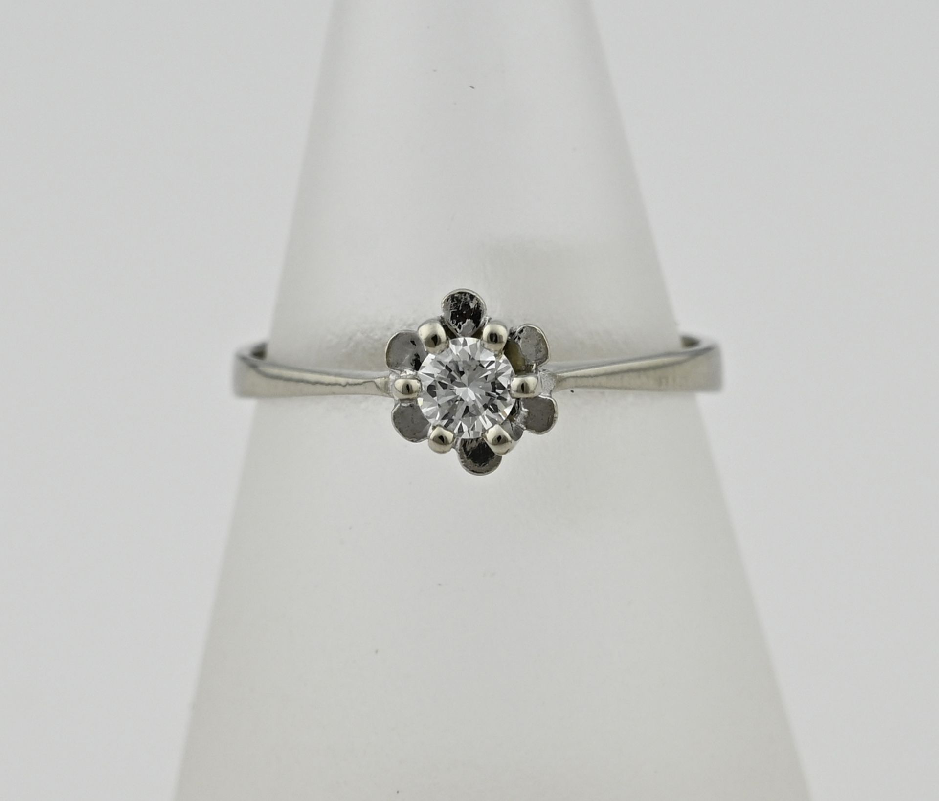 White gold solitaire ring with diamond